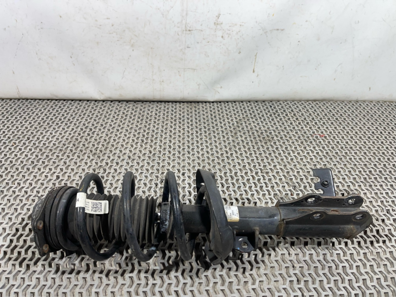 стойка передняя правая Chevrolet Equinox 3 поколение 2018, 1.5 л., бензин, АКПП, черный, внедорожник 5 дв., полный привод, 84230330 - фото №1