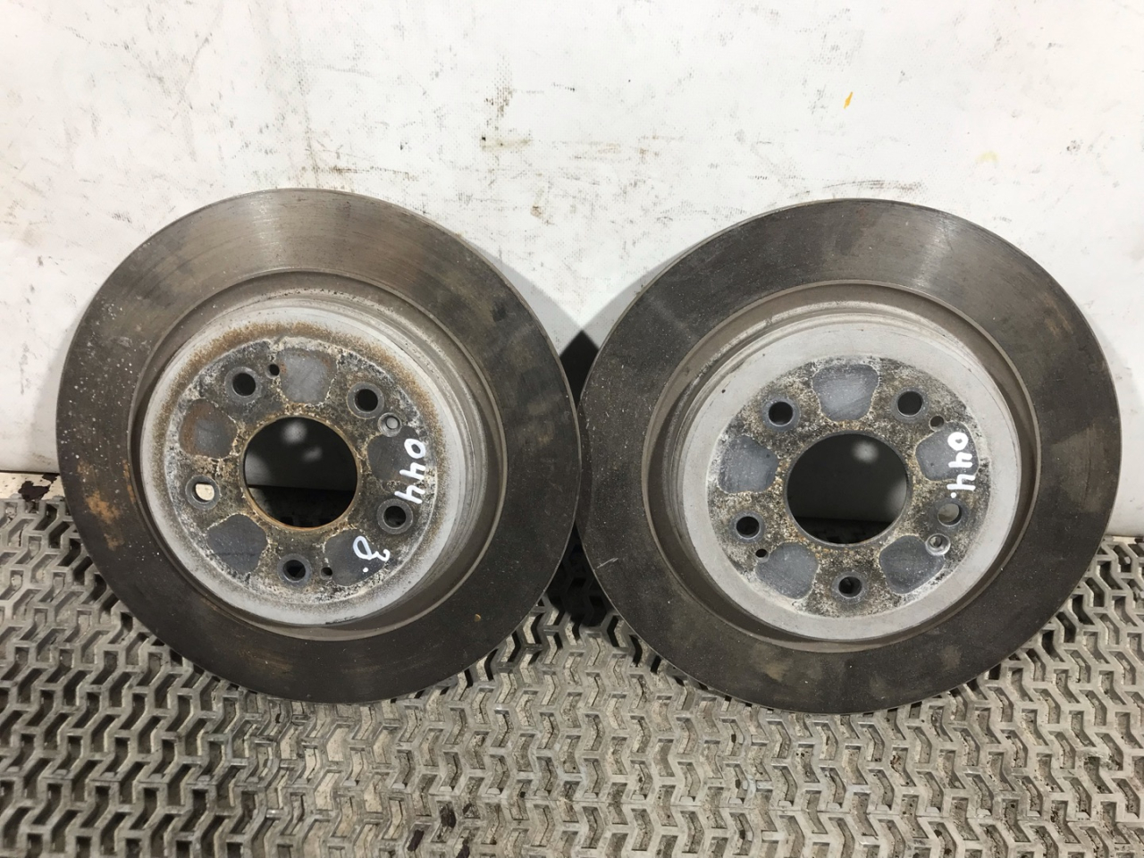 диск тормозной задний Acura RDX 3 поколение 2019, 2.0 л., бензин, АКПП, белый, внедорожник 5 дв., полный привод - фото №1