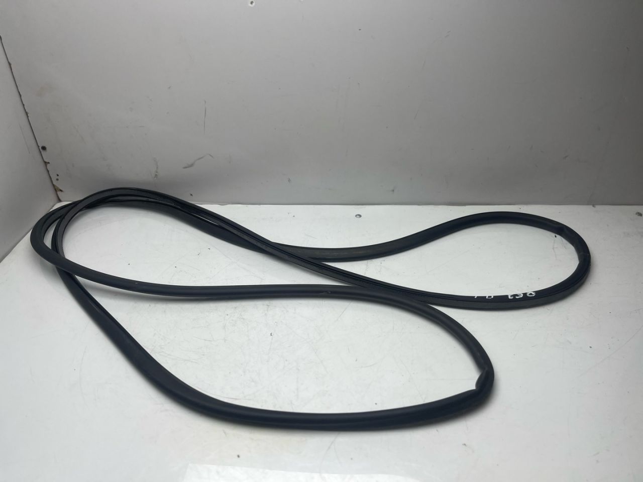 уплотнитель двери Volvo XC60 2 поколение 2023, 2.0 л., бензин, АКПП, белый, внедорожник 5 дв., передний привод - фото №1