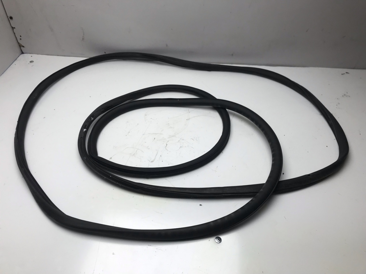 уплотнитель двери Volkswagen Atlas 2018, 2.0 л., бензин, АКПП, черный, внедорожник 5 дв., передний привод - фото №1