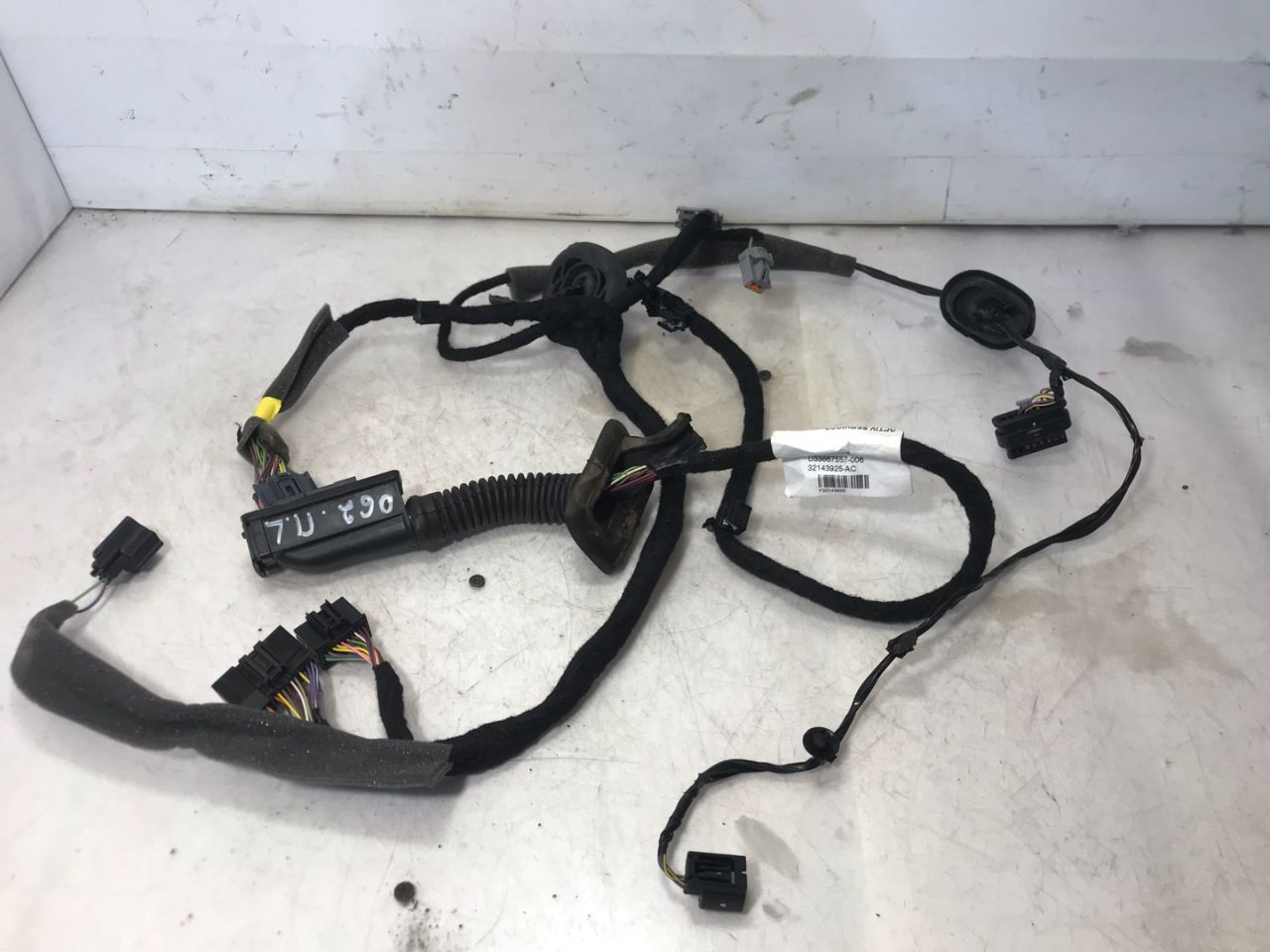 дверная проводка Volvo XC60 2 поколение 2023, 2.0 л., бензин, АКПП, белый, внедорожник 5 дв., передний привод, 32143925AC - фото №1