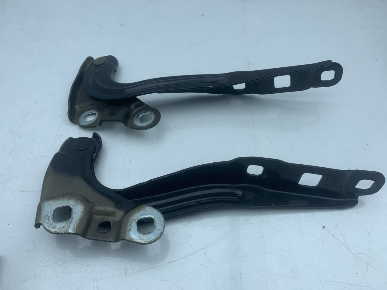 петля капота Chevrolet Equinox 3 поколение 2018, 1.5 л., бензин, АКПП, черный, внедорожник 5 дв., полный привод - фото №1