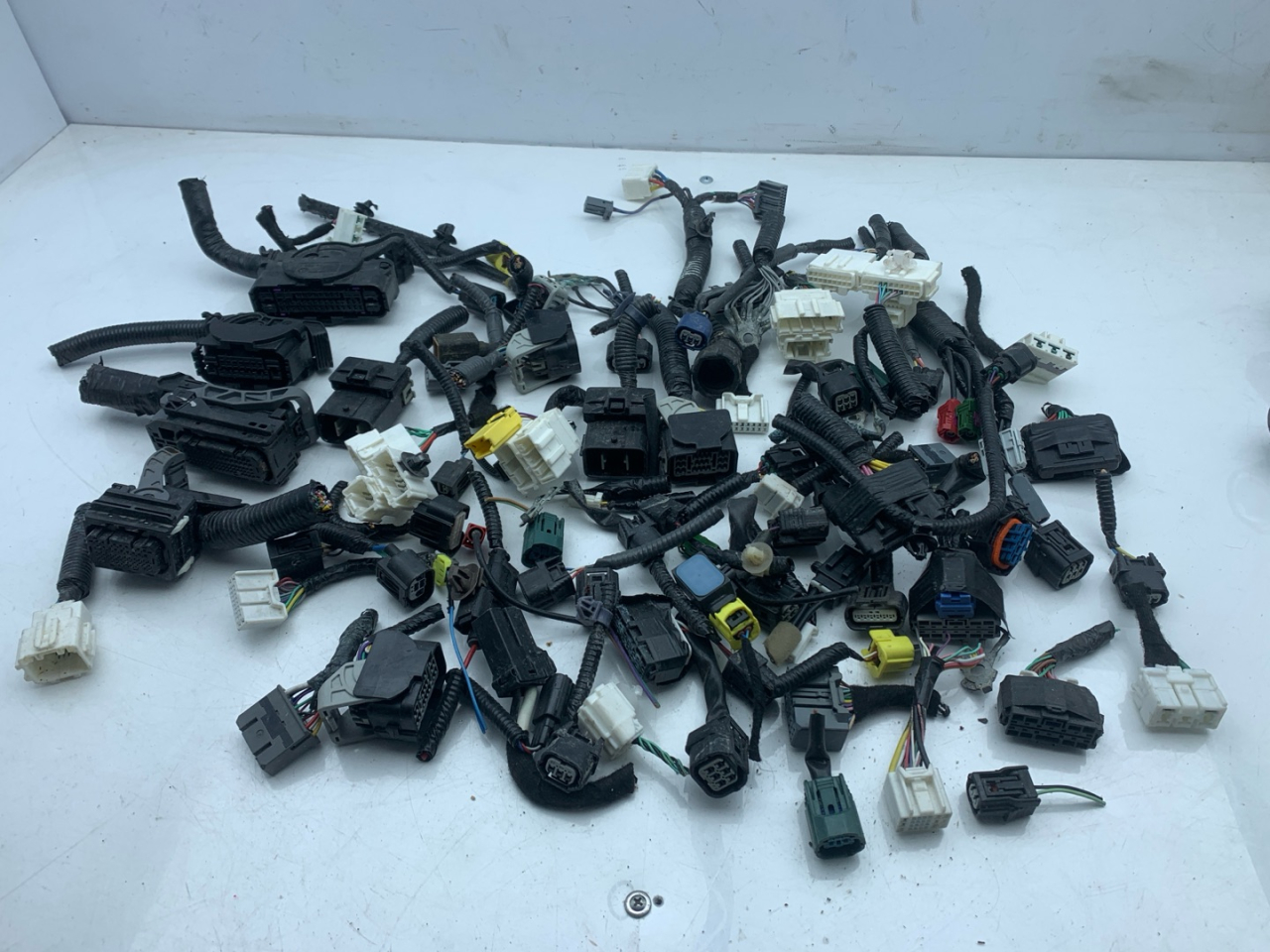 разъем (фишка) проводки Acura MDX 4 поколение 2022, 3.5 л., бензин, АКПП, серый, внедорожник 5 дв. - фото №1