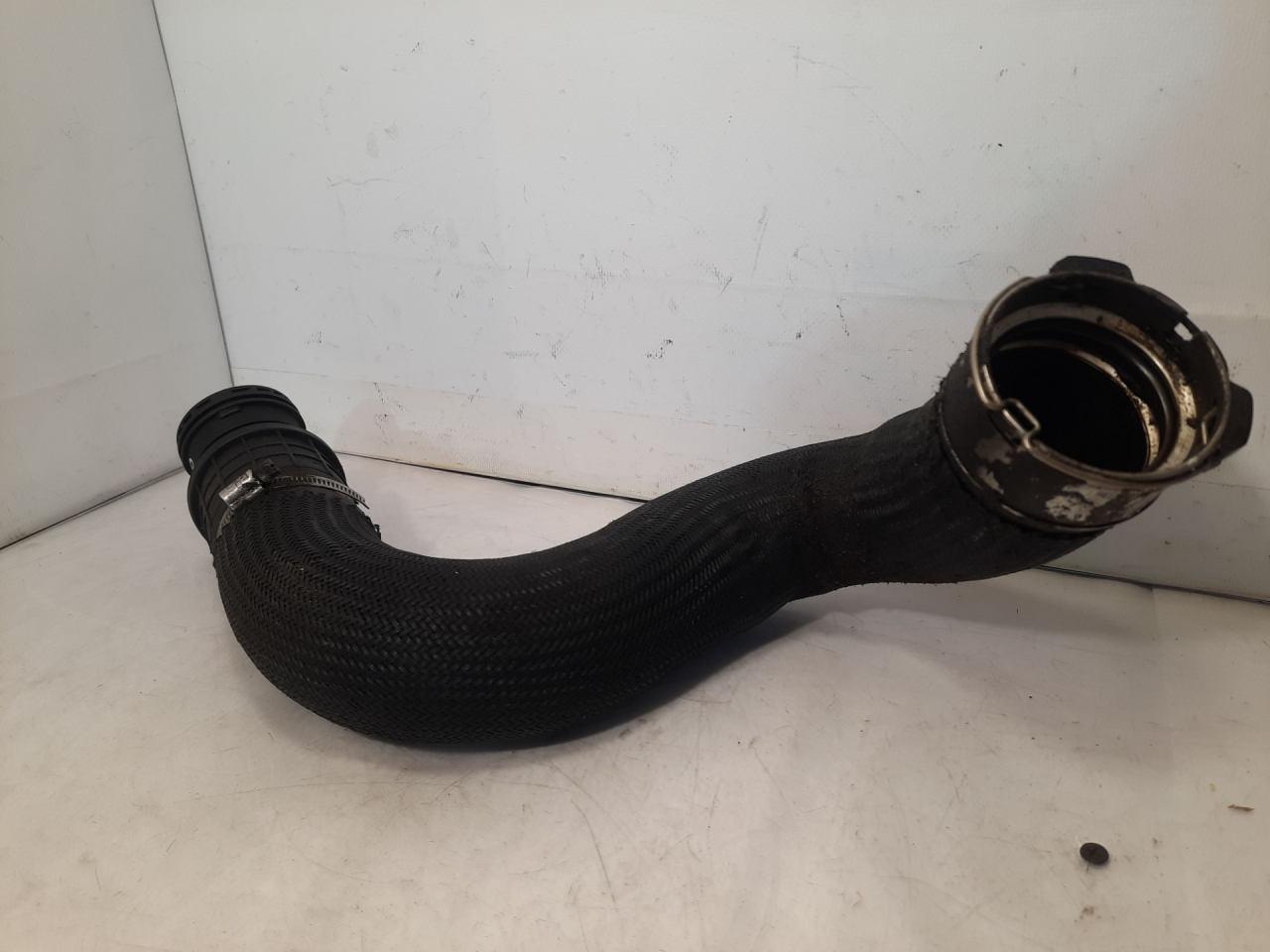 патрубок интеркулера Chevrolet Equinox 3 поколение 2019, 1.5 л., бензин, АКПП, белый, внедорожник 5 дв., передний привод - фото №1