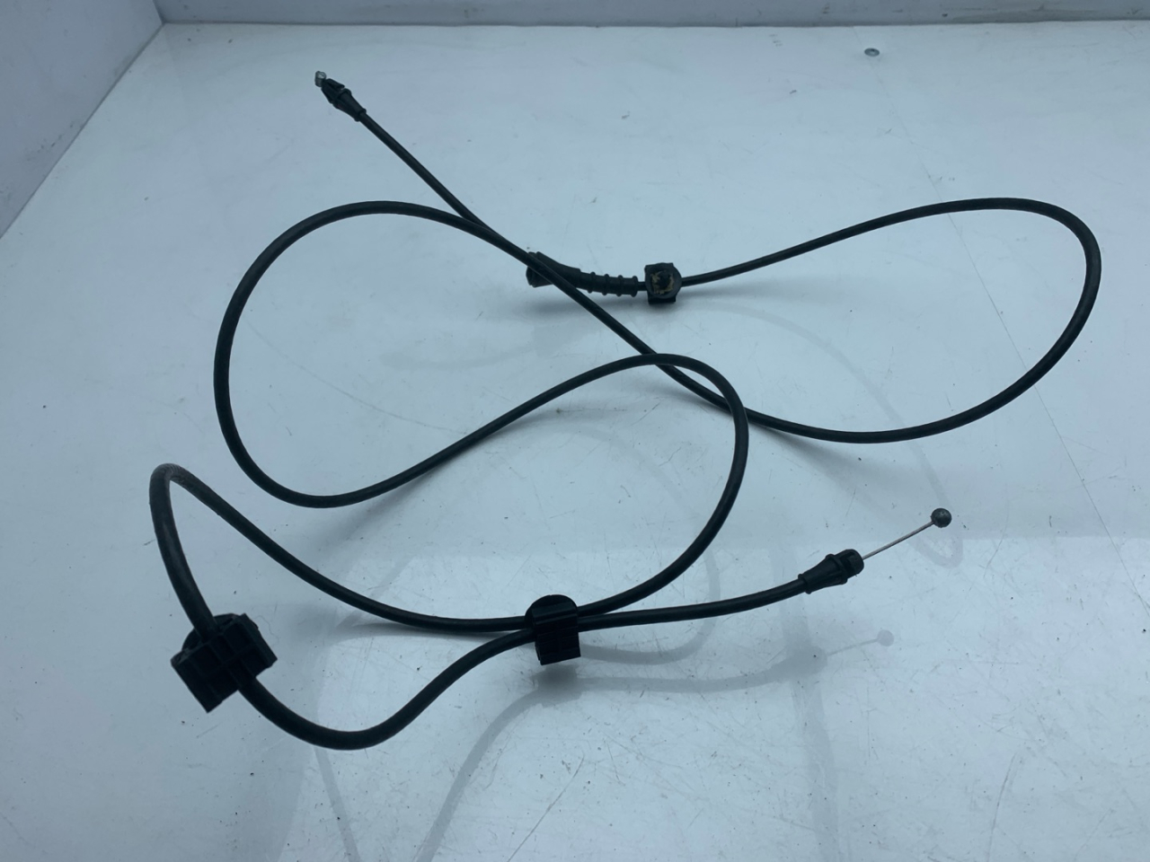 трос капота Chevrolet Equinox 3 поколение 2018, 1.5 л., бензин, АКПП, черный, внедорожник 5 дв., полный привод - фото №1