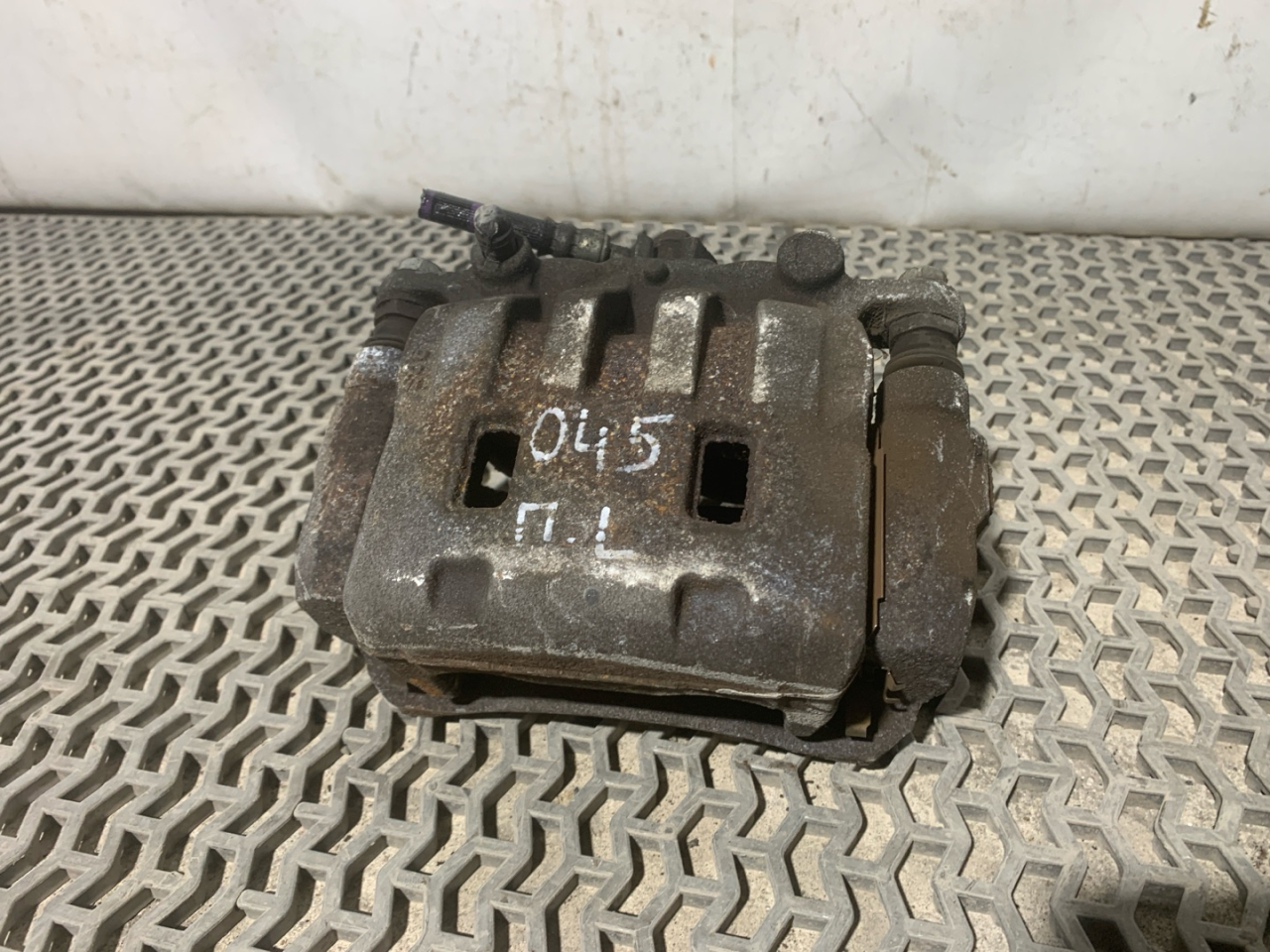 суппорт передний левый Subaru Forester 5 поколение (SK) 2020, 2.5 л., бензин, АКПП, серый, внедорожник 5 дв., полный привод - фото №1