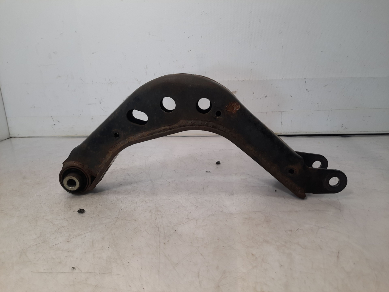 рычаг задний нижний Chevrolet Equinox 3 поколение 2018, 1.5 л., бензин, АКПП, черный, внедорожник 5 дв., полный привод, 13377313 - фото №1