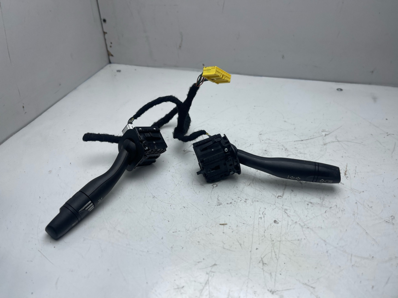 переключатель подрулевой (стрекоза) Chevrolet Equinox 3 поколение 2019, 1.5 л., бензин, АКПП, белый, внедорожник 5 дв., передний привод, 84414712, 84414719 - фото №1