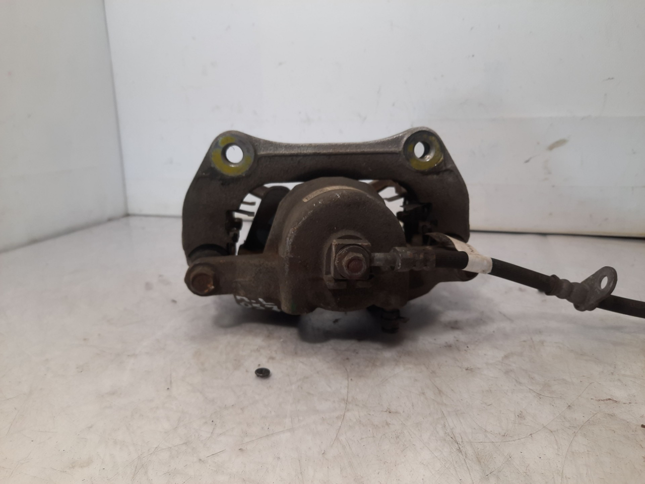 суппорт передний левый Chevrolet Equinox 3 поколение 2018, 1.5 л., бензин, АКПП, черный, внедорожник 5 дв., полный привод, 84121521 - фото №1