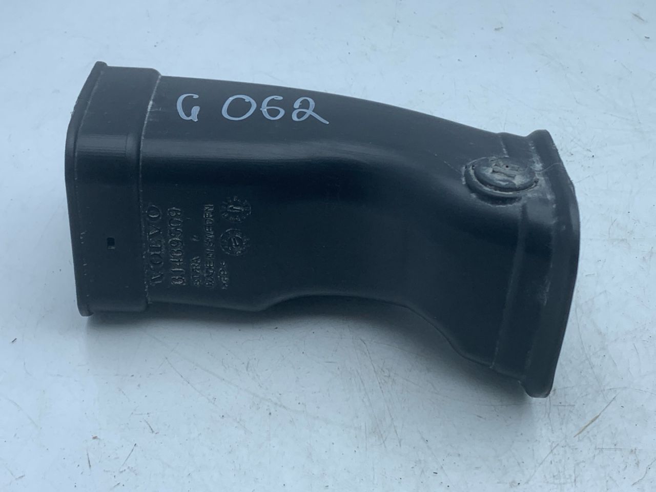 патрубок воздушного фильтра Volvo XC60 2 поколение 2023, 2.0 л., бензин, АКПП, белый, внедорожник 5 дв., передний привод, 31439509 - фото №1