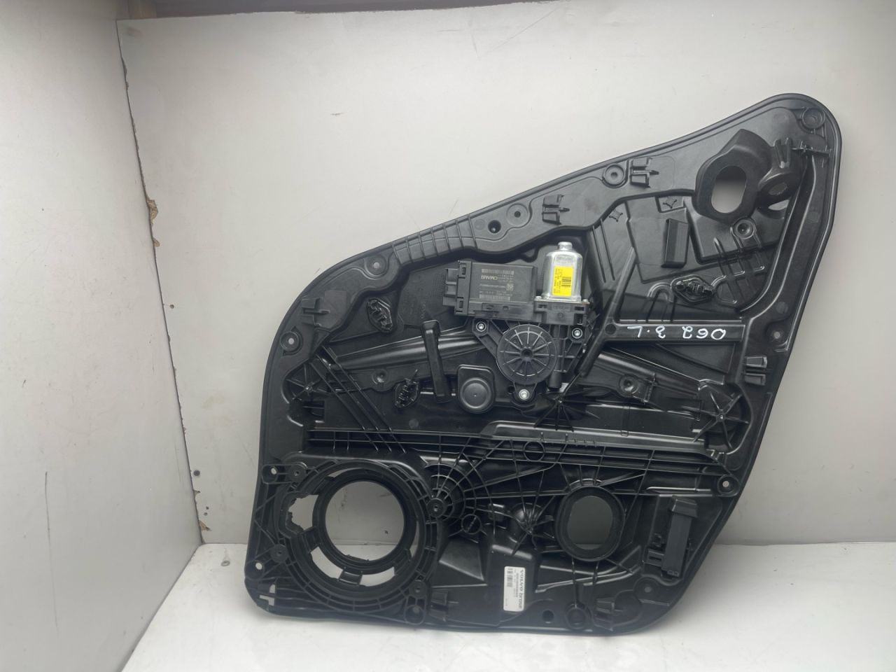 стеклоподъемник задний левый Volvo XC60 2 поколение 2023, 2.0 л., бензин, АКПП, белый, внедорожник 5 дв., передний привод, 31416997, 32283266 - фото №1