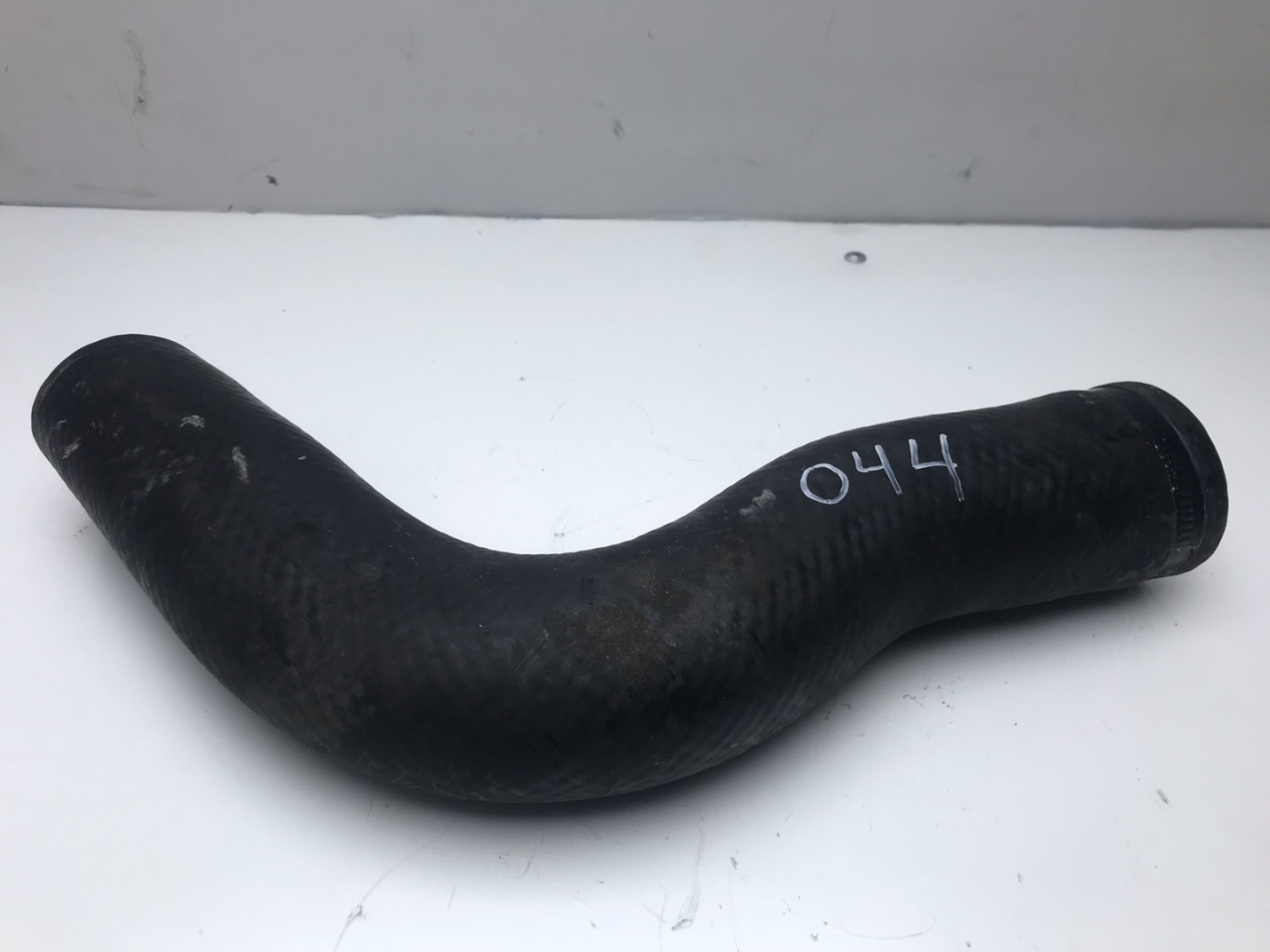 патрубок интеркулера Acura RDX 3 поколение 2019, 2.0 л., бензин, АКПП, белый, внедорожник 5 дв., полный привод, 17293-6B2-A01 - фото №1