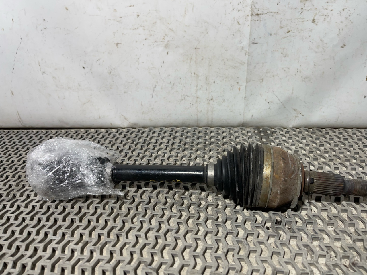 полуось передняя левая (приводной вал, ШРУС) Chevrolet Equinox 3 поколение 2019, 2.0 л., бензин, АКПП, черный, внедорожник 5 дв., полный привод - фото №1