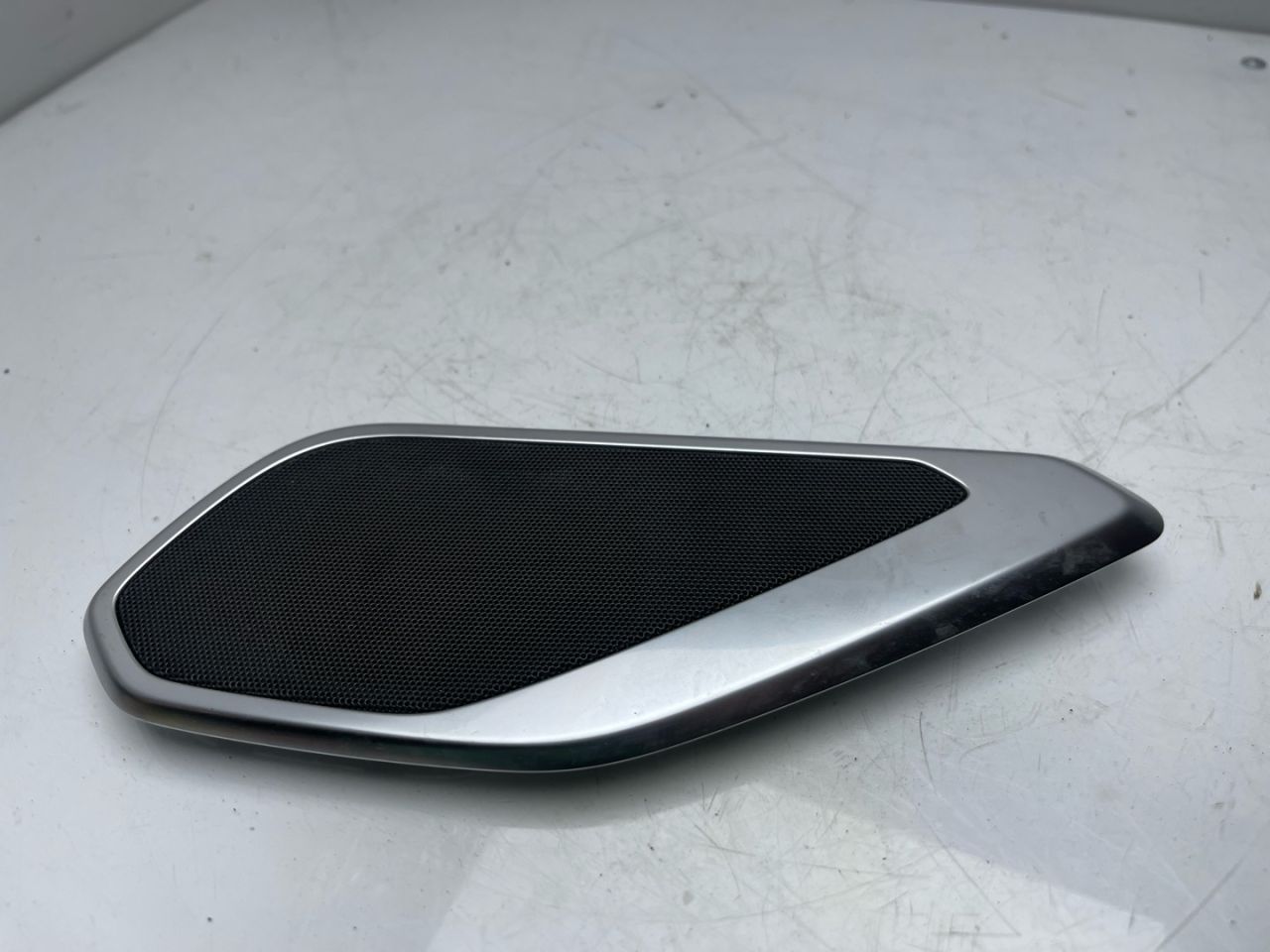 сетка на динамик Acura RDX 3 поколение 2019, 2.0 л., бензин, АКПП, белый, передний привод, 83550TJBA40 - фото №1