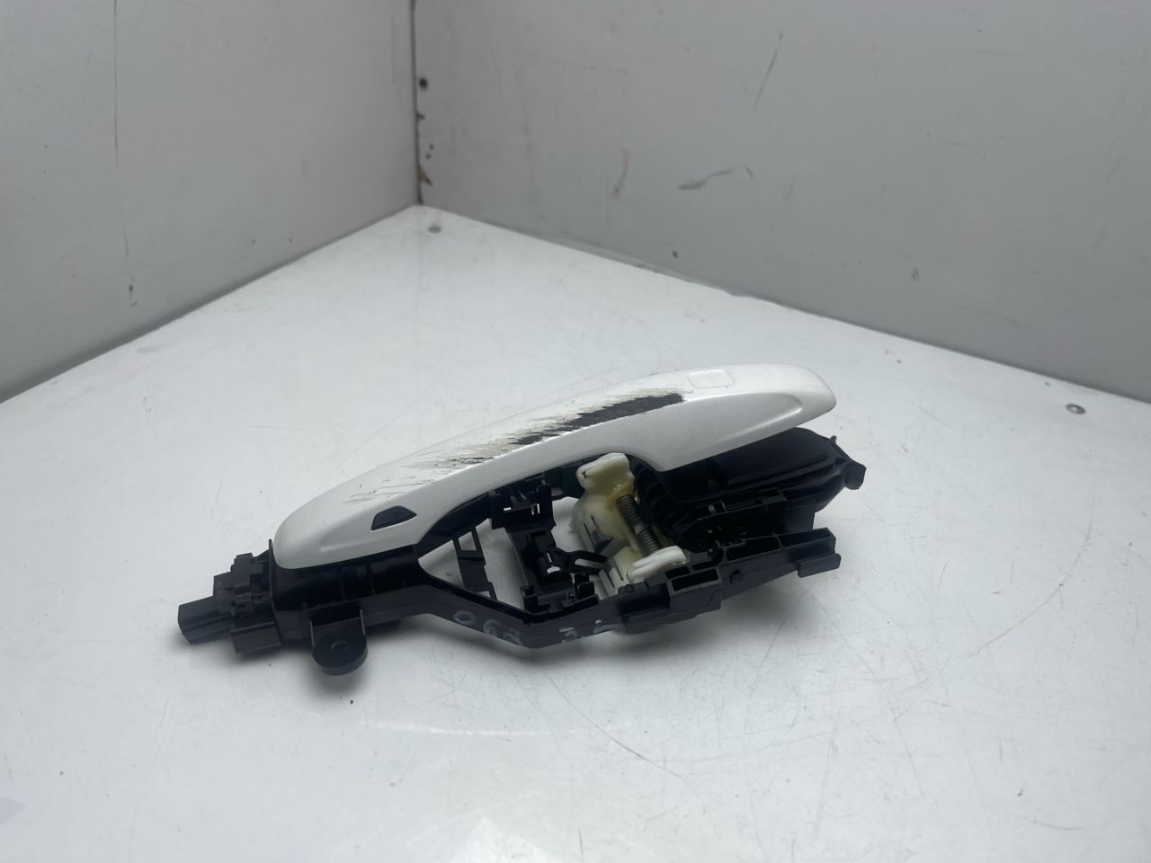 ручка наружная задняя левая Volvo XC60 2 поколение 2023, 2.0 л., бензин, АКПП, белый, внедорожник 5 дв., передний привод - фото №1