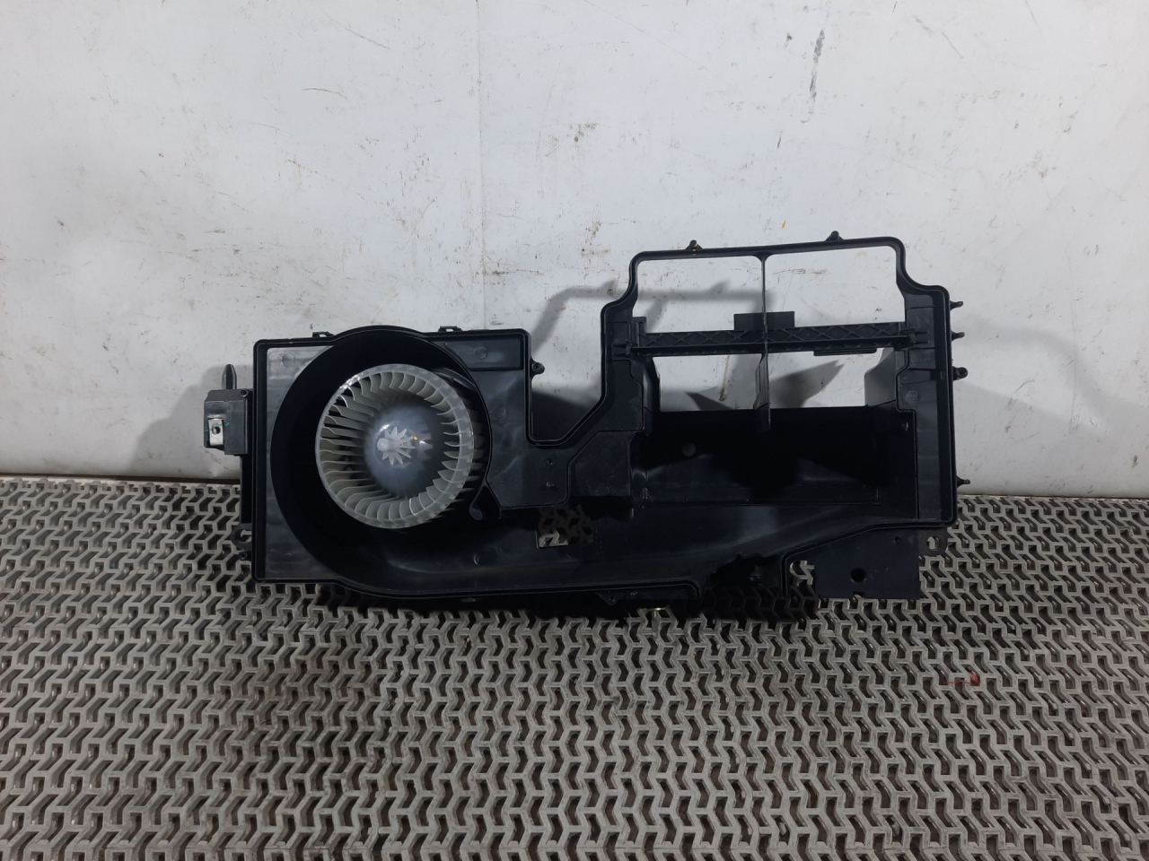 моторчик печки Buick Encore 1 поколение 2014, 1.4 л., бензин, АКПП, баклажан, внедорожник 5 дв. - фото №1