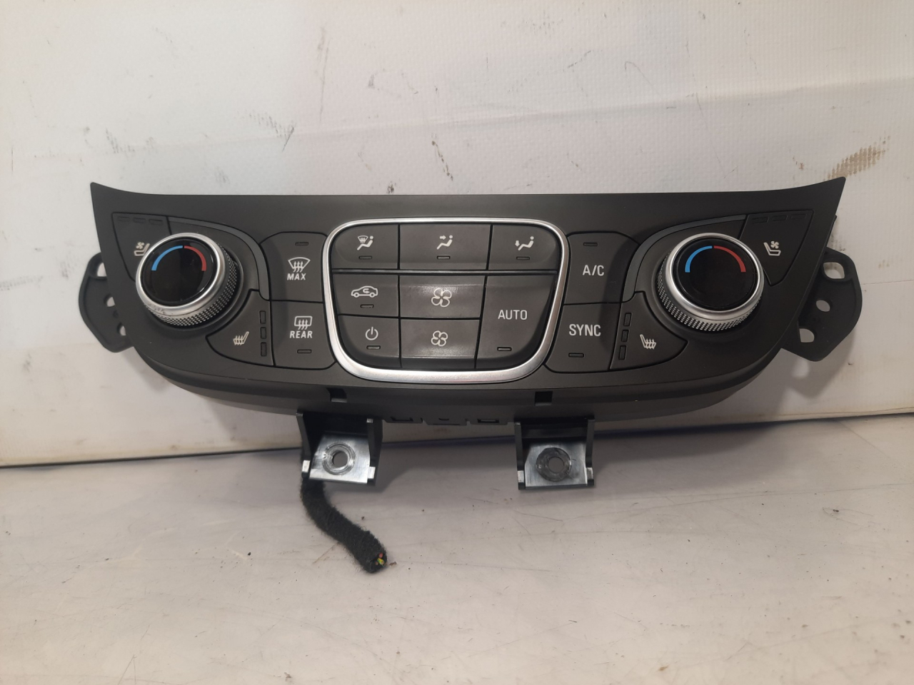 блок управления печки / климат-контроля Chevrolet Equinox 3 поколение 2018, 1.5 л., бензин, АКПП, черный, внедорожник 5 дв., полный привод, 84175399 - фото №1