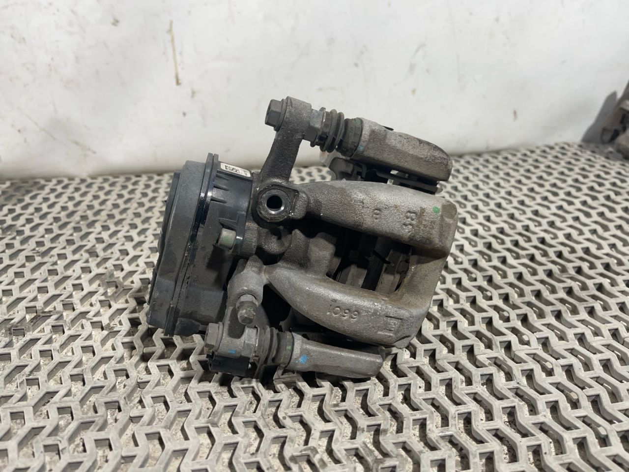 суппорт задний правый Chevrolet Equinox 3 поколение 2019, 2.0 л., бензин, АКПП, черный, внедорожник 5 дв., полный привод, 84060422 - фото №1