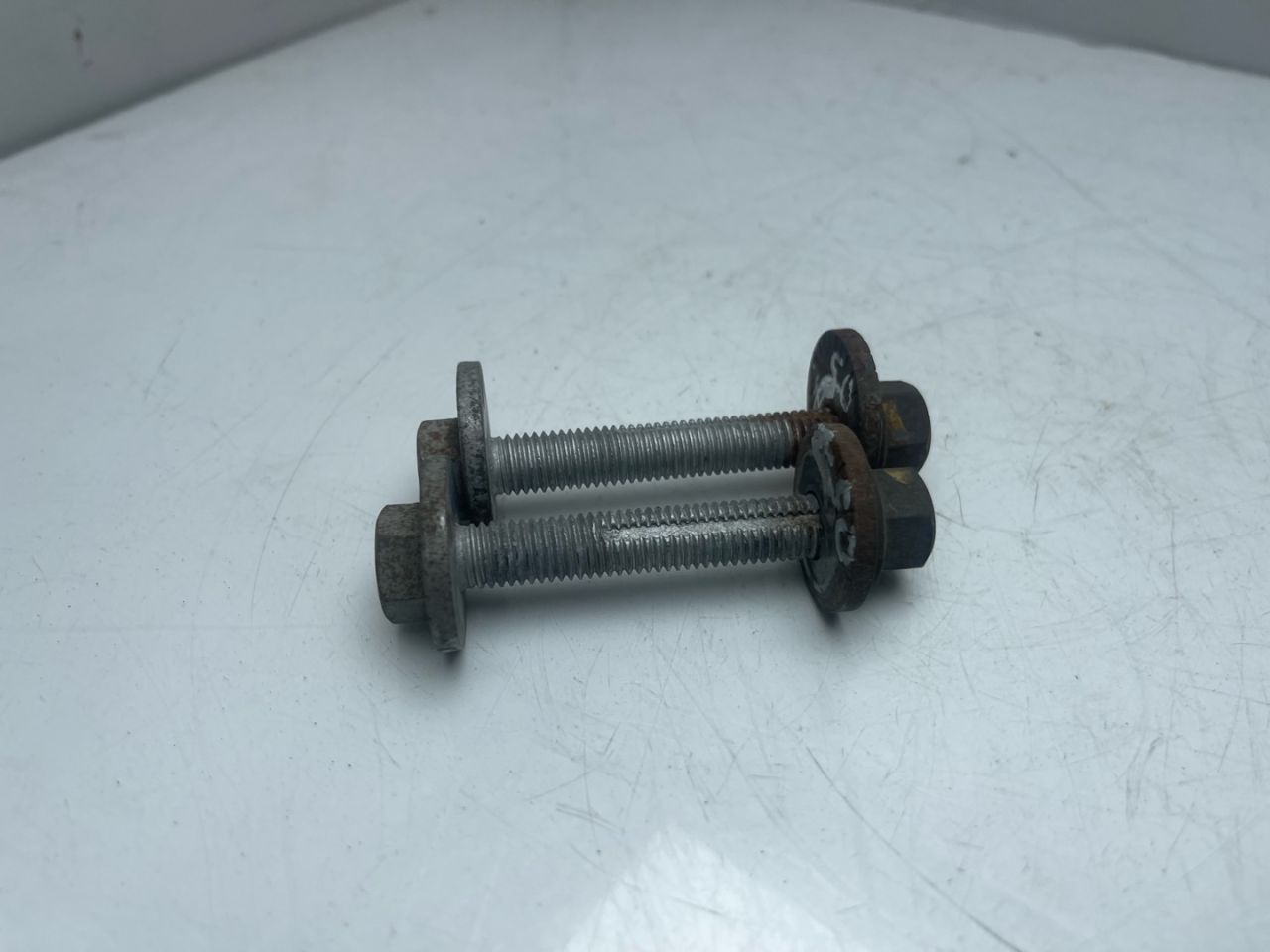 болт развальный Chevrolet Equinox 3 поколение 2018, 1.5 л., бензин, АКПП, черный, внедорожник 5 дв., полный привод - фото №1