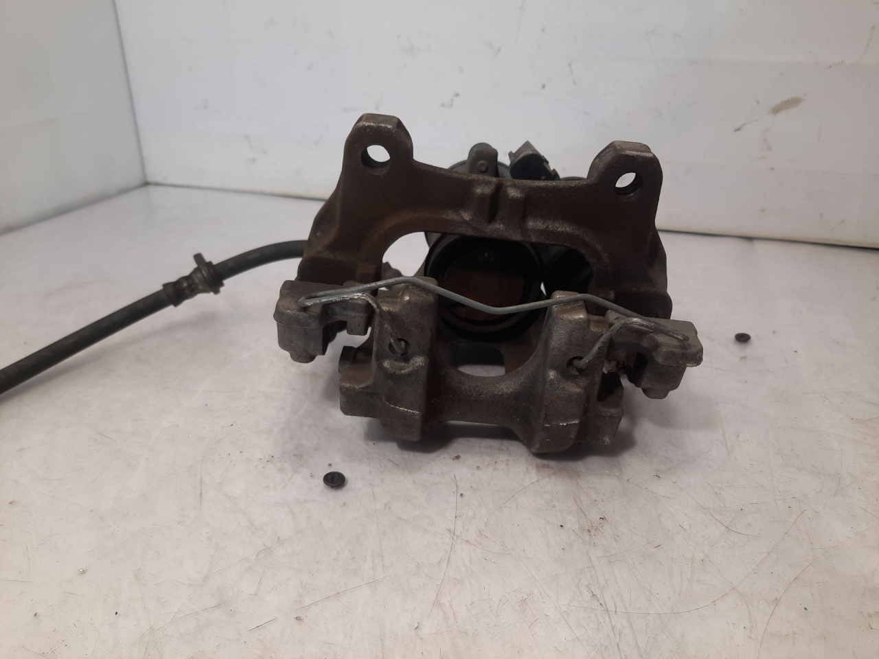 суппорт задний левый Acura RDX 3 поколение 2020, 2.0 л., бензин, АКПП, белый, внедорожник 5 дв., полный привод, 43230TJB - фото №1