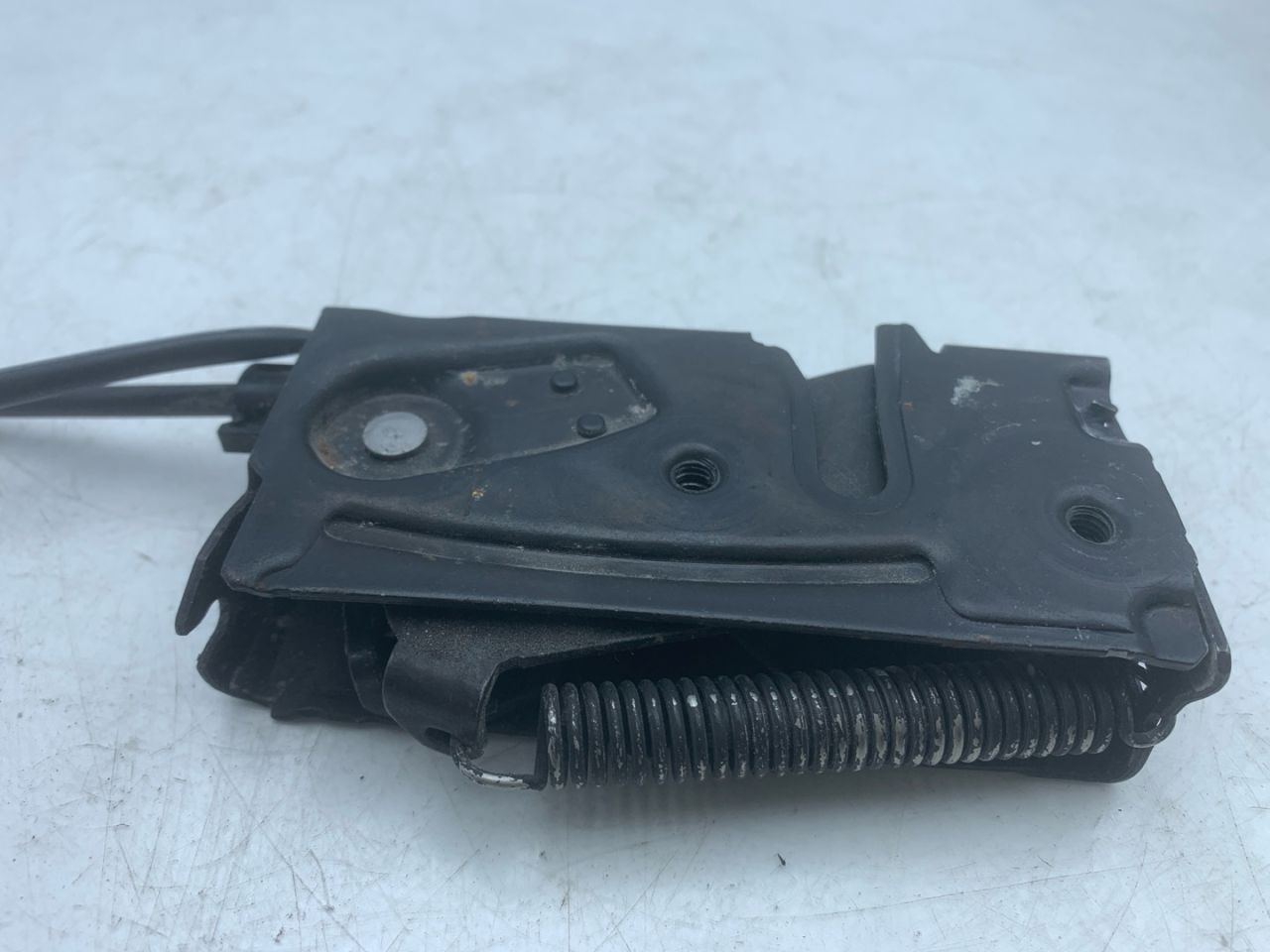 замок капота Volvo XC60 2 поколение 2023, 2.0 л., бензин, АКПП, белый, внедорожник 5 дв., передний привод - фото №1