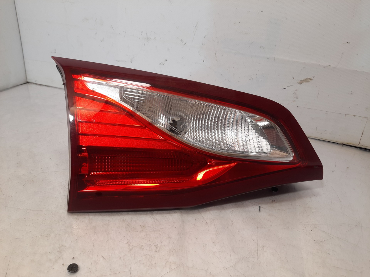 фонарь крышки багажника левый Chevrolet Equinox 3 поколение 2019, 2.0 л., бензин, АКПП, черный, внедорожник 5 дв., полный привод, 84341669 - фото №1