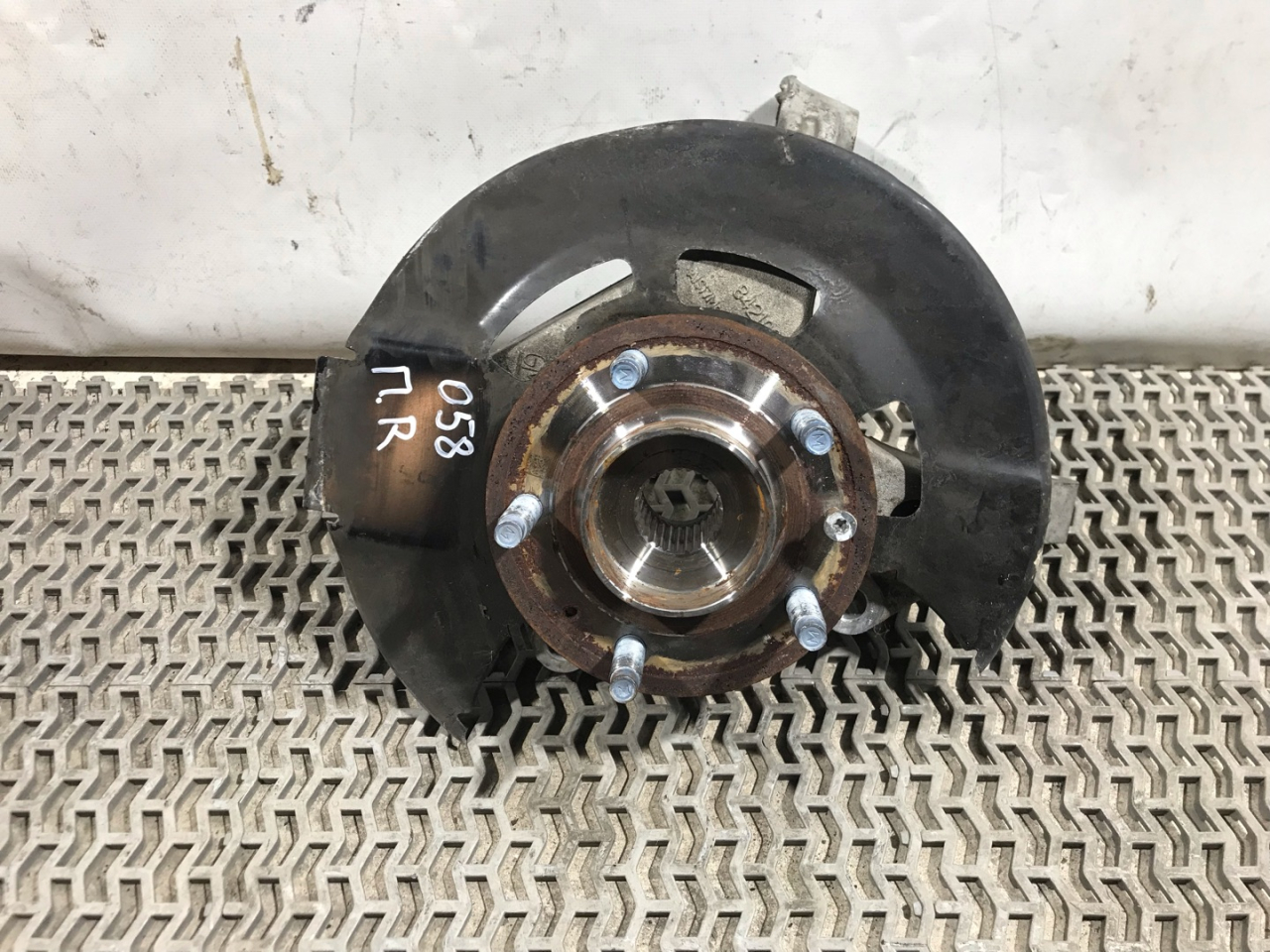 ступица передняя правая Chevrolet Equinox 3 поколение 2019, 1.5 л., бензин, АКПП, белый, внедорожник 5 дв., передний привод - фото №1