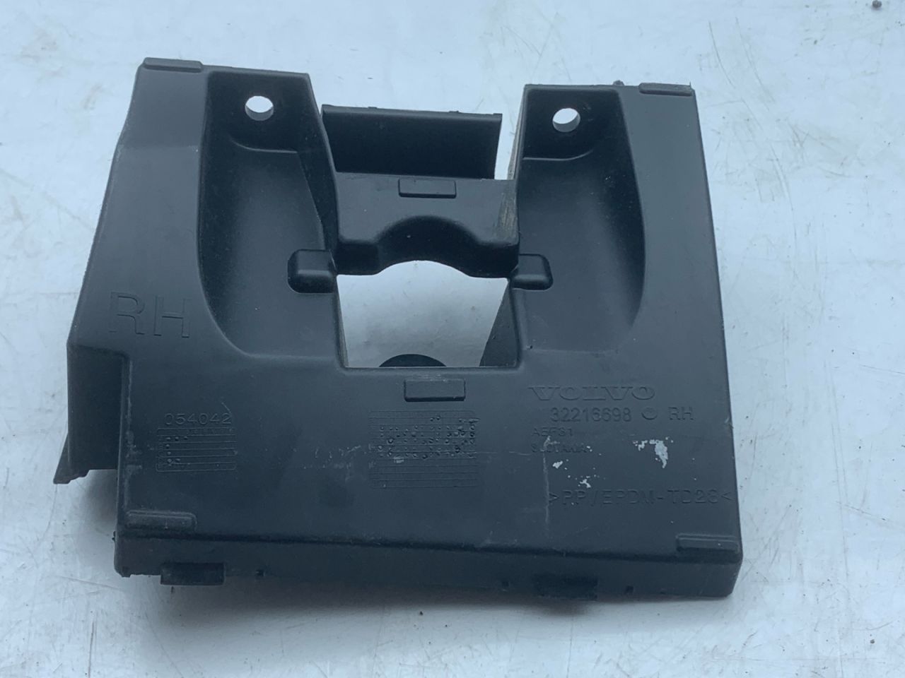 крепление ( кронштейн ) крыла Volvo XC60 2 поколение 2023, 2.0 л., бензин, АКПП, белый, внедорожник 5 дв., передний привод, 32216698 - фото №1