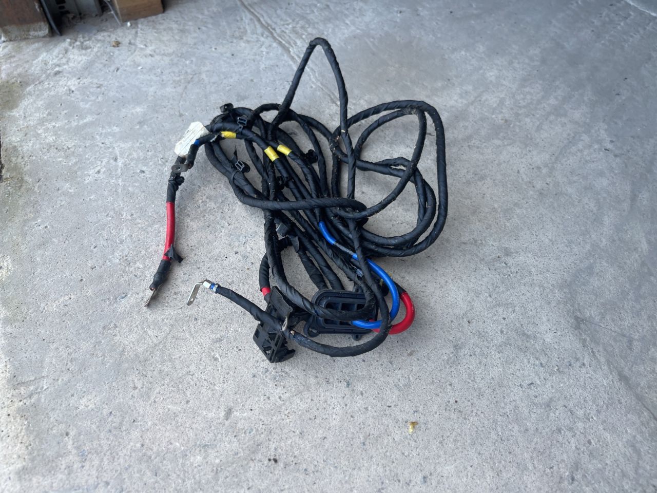 клемма аккумулятора плюс Volvo XC60 2 поколение 2023, 2.0 л., бензин, АКПП, белый, внедорожник 5 дв., передний привод, 32320784-AA - фото №1