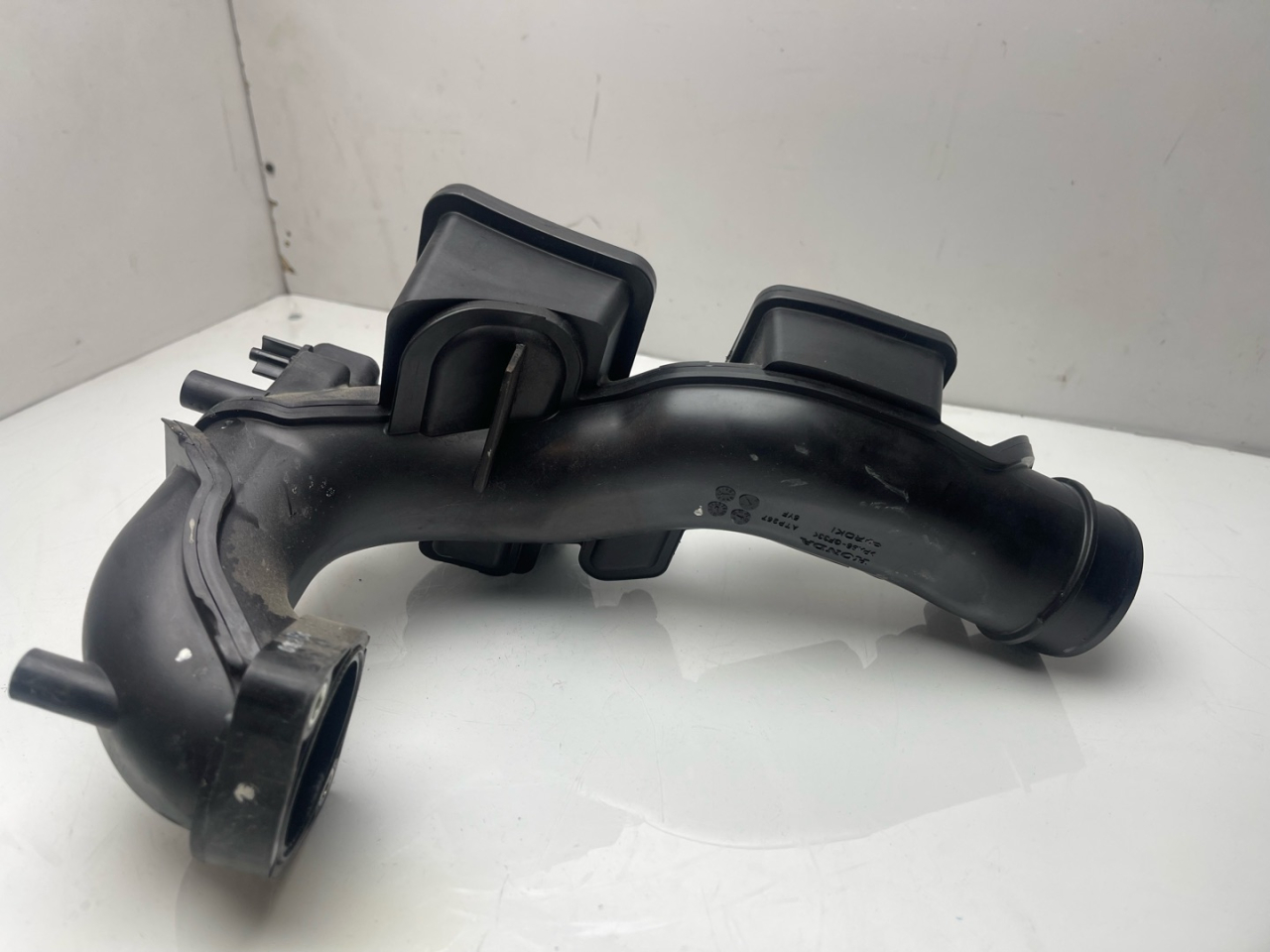 патрубок турбины Acura RDX 3 поколение 2020, 2.0 л., бензин, АКПП, черный, внедорожник 5 дв., полный привод, 172705YFA02 - фото №1