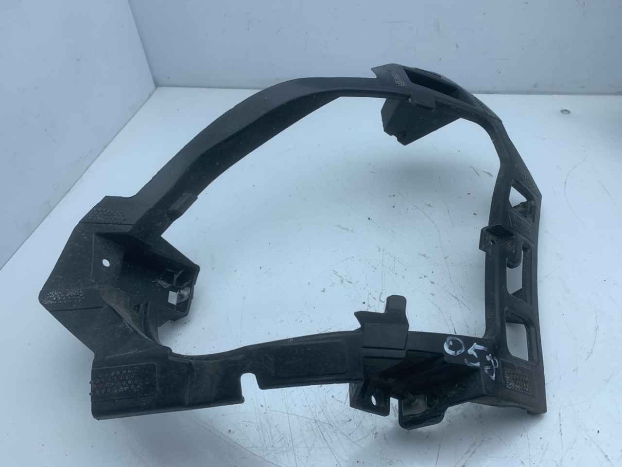 рамка фары противотуманной левой Chevrolet Equinox 3 поколение 2019, 1.5 л., бензин, АКПП, белый, внедорожник 5 дв., передний привод - фото №1