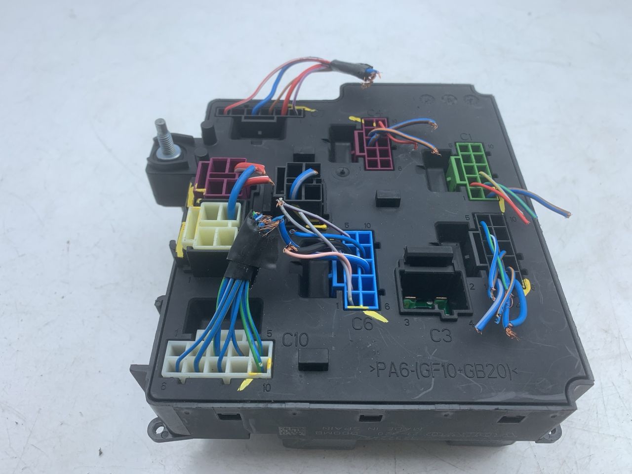 блок предохранителей Volvo XC60 2 поколение 2023, 2.0 л., бензин, АКПП, белый, внедорожник 5 дв., передний привод, 32322427 - фото №1