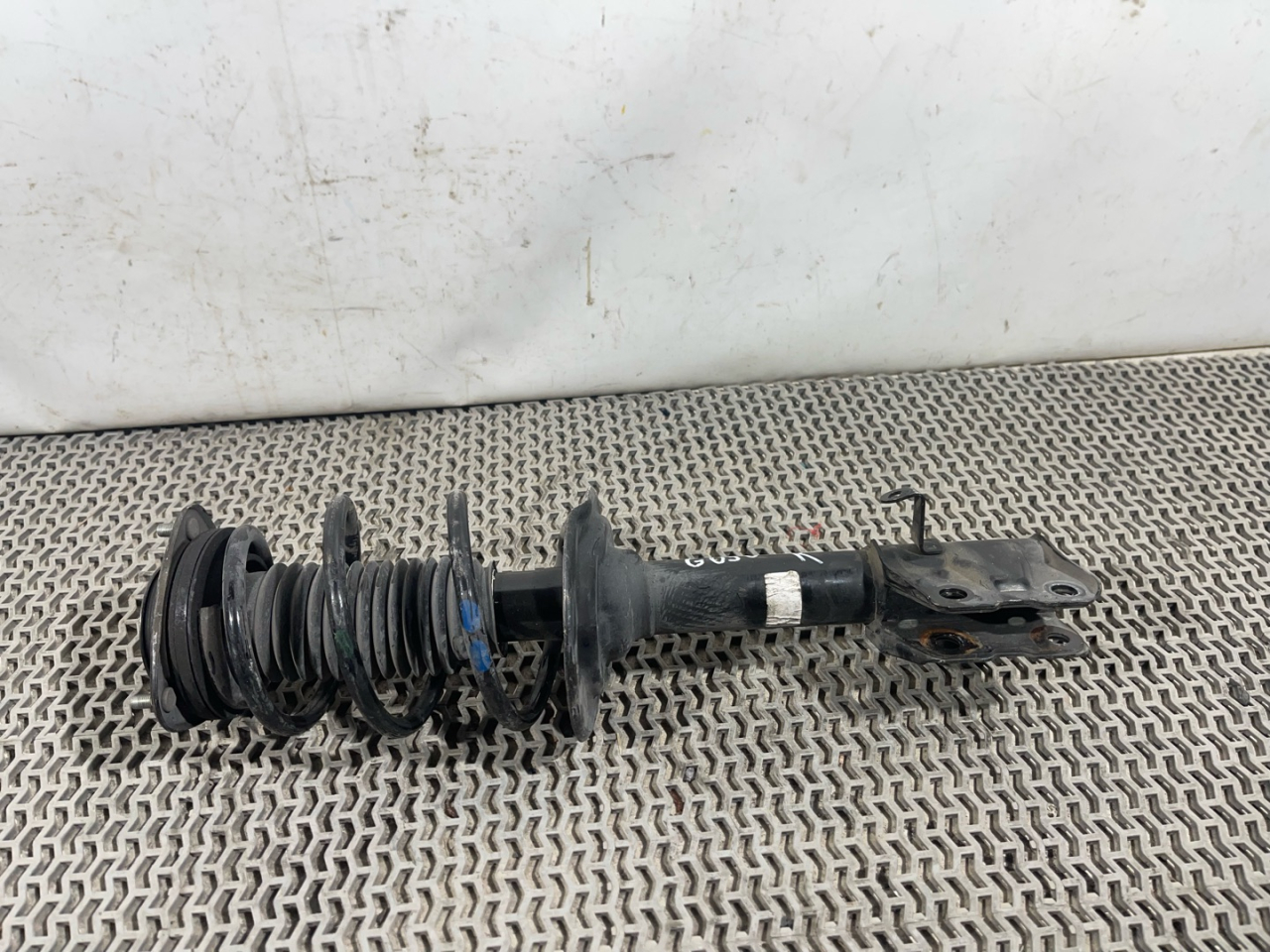 амортизатор передний правый Subaru Outback 6 поколение 2021, 2.4 л., бензин, АКПП, синий, внедорожник 5 дв., полный привод - фото №1