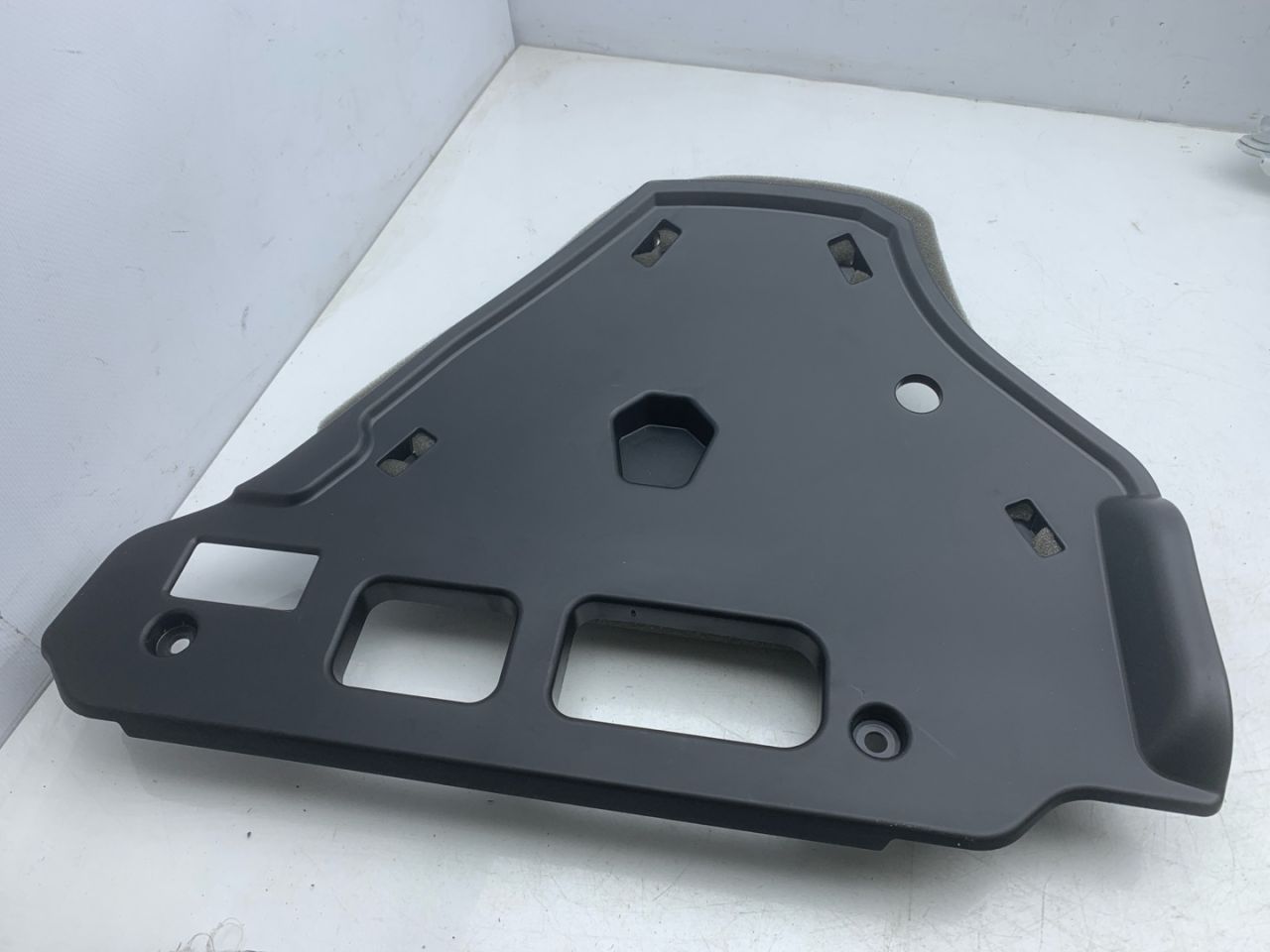 пластик Volvo XC60 2 поколение 2023, 2.0 л., бензин, АКПП, белый, внедорожник 5 дв., передний привод, 31688746 - фото №1