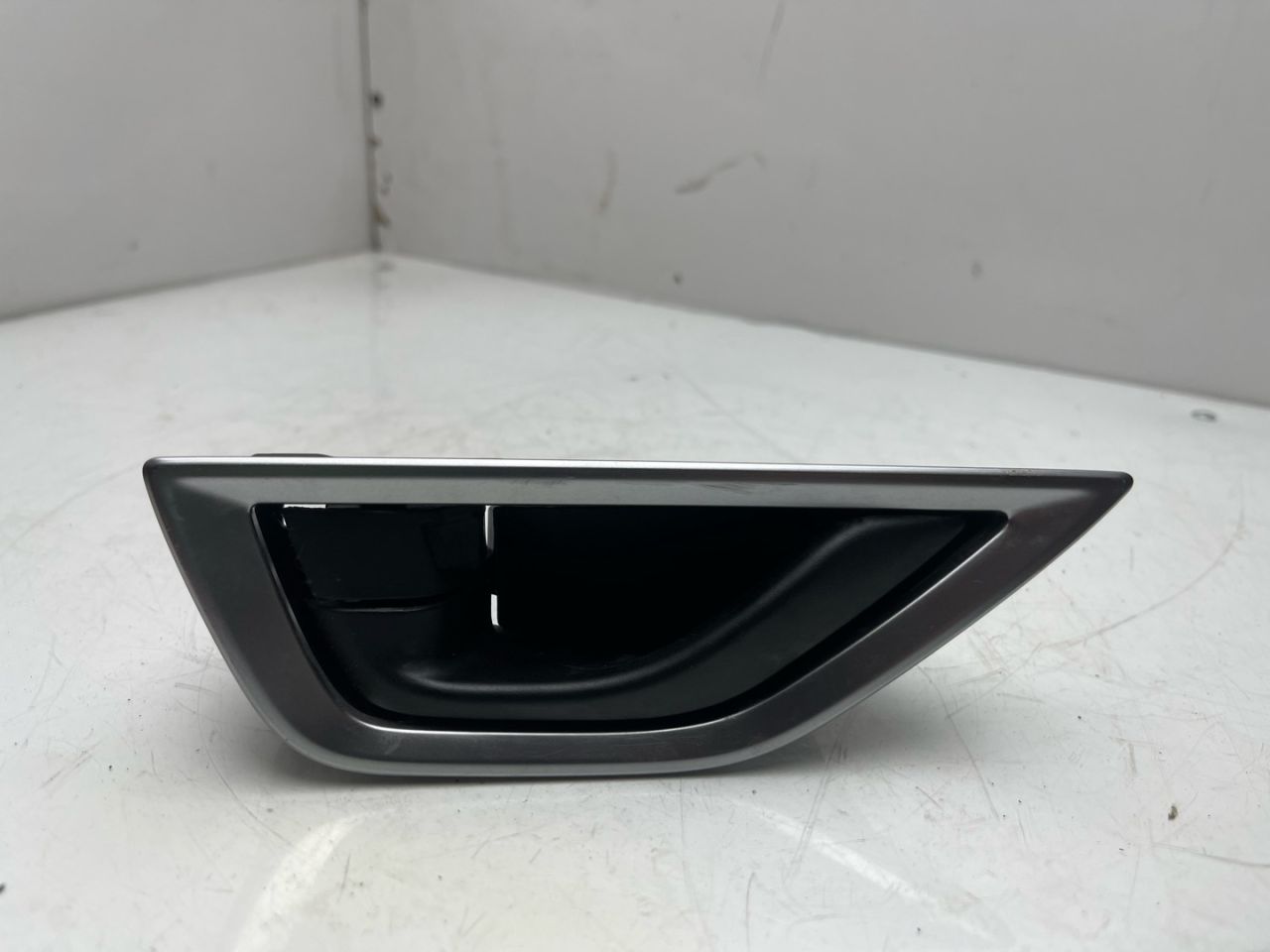 ручка внутренняя передняя левая Subaru Forester 5 поколение (SK) 2020, 2.5 л., бензин, АКПП, серый, внедорожник 5 дв., полный привод - фото №1