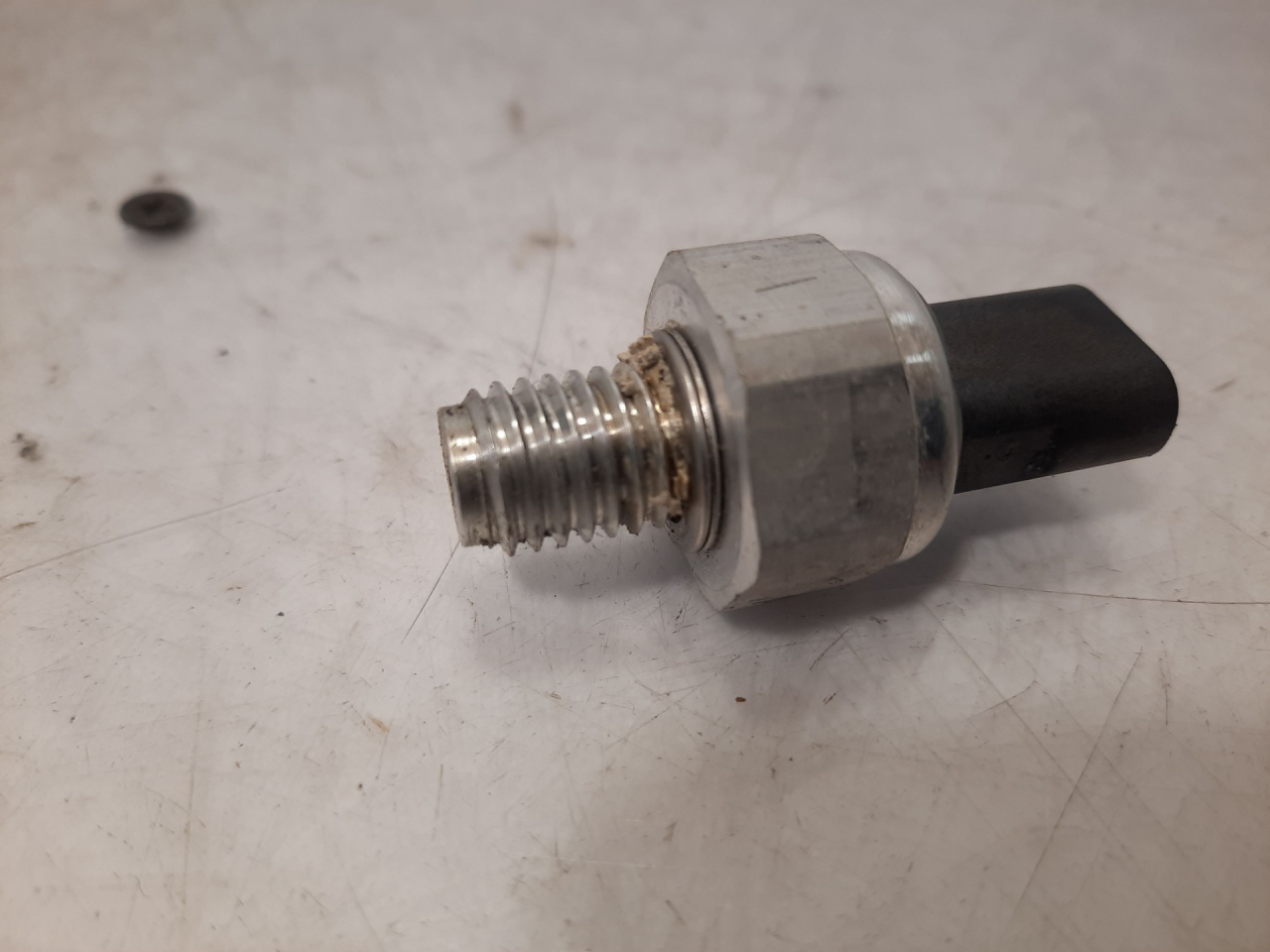 Датчик давления масла КПП Chevrolet Equinox 3 поколение 2019, 2.0 л., бензин, АКПП, черный, внедорожник 5 дв., полный привод, 12661809 - фото №1