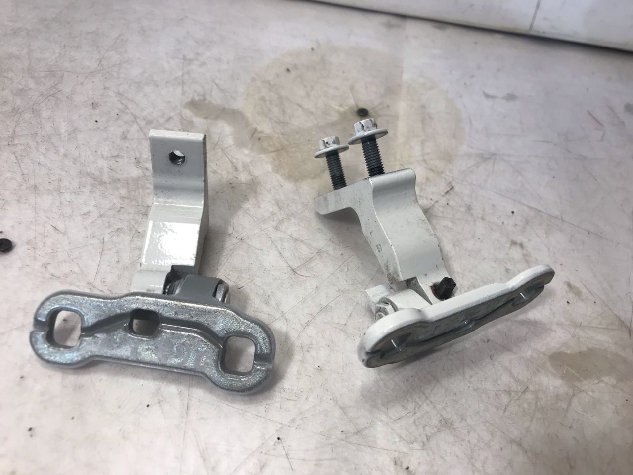 петля двери Volvo XC60 2 поколение 2023, 2.0 л., бензин, АКПП, белый, внедорожник 5 дв., передний привод - фото №1