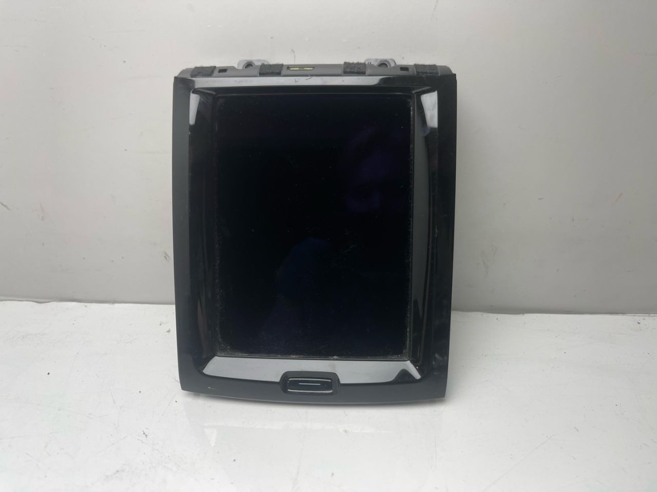 монитор Volvo XC60 2 поколение 2023, 2.0 л., бензин, АКПП, белый, внедорожник 5 дв., передний привод, 32316244 - фото №1