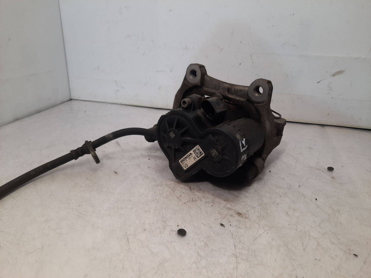 суппорт задний правый Acura RDX 3 поколение 2020, 2.0 л., бензин, АКПП, белый, внедорожник 5 дв., полный привод, 43210TJB, 43210-TJB-A030-M1 - фото №1