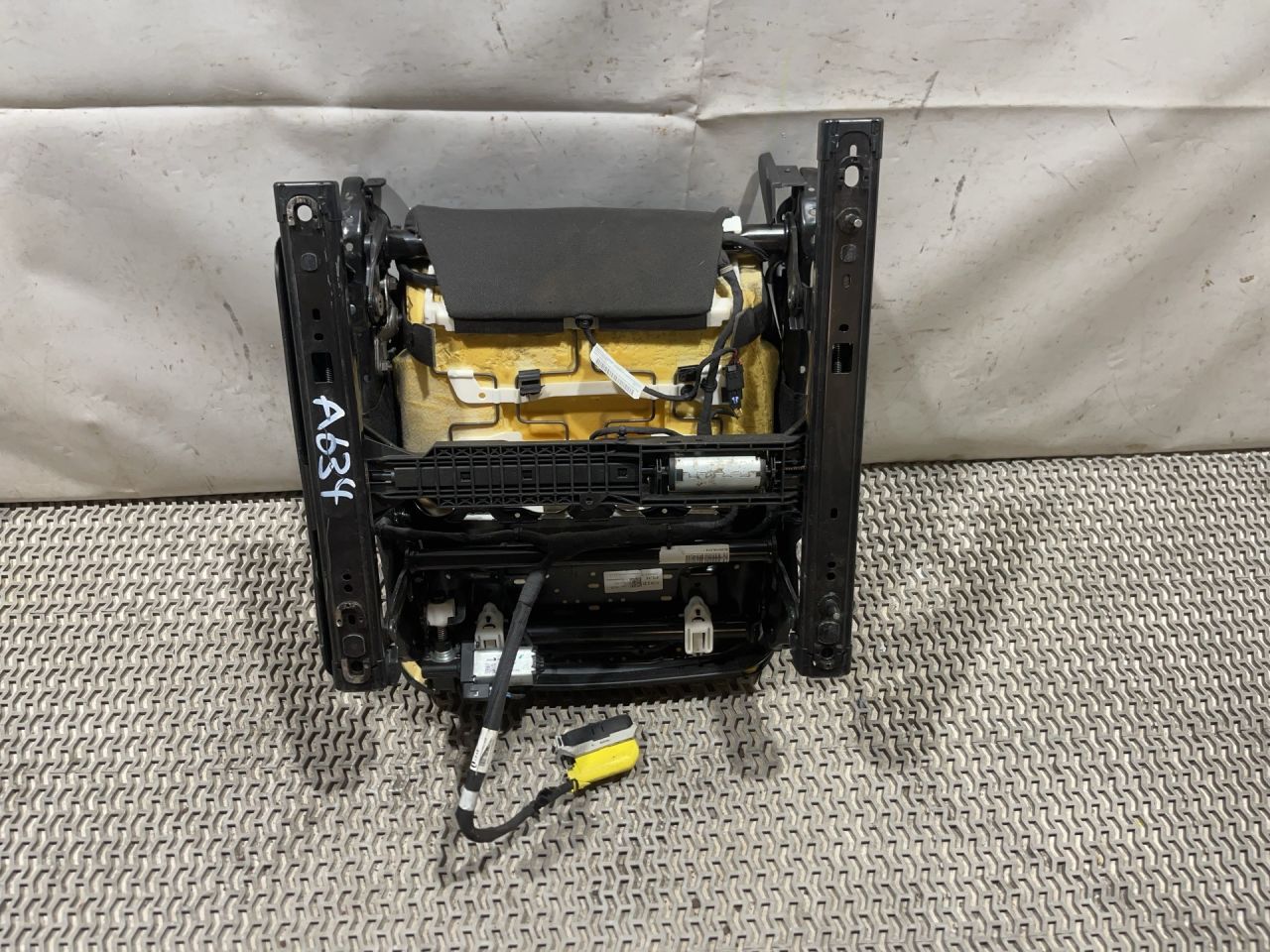 кронштейн (салазки) сидения Chevrolet TrailBlazer 3 поколение 2021, 1.3 л., бензин, АКПП, черный, хетчбэк 5 дв., передний привод, 13512995, 13513002, 557819358, 84497164 - фото №1