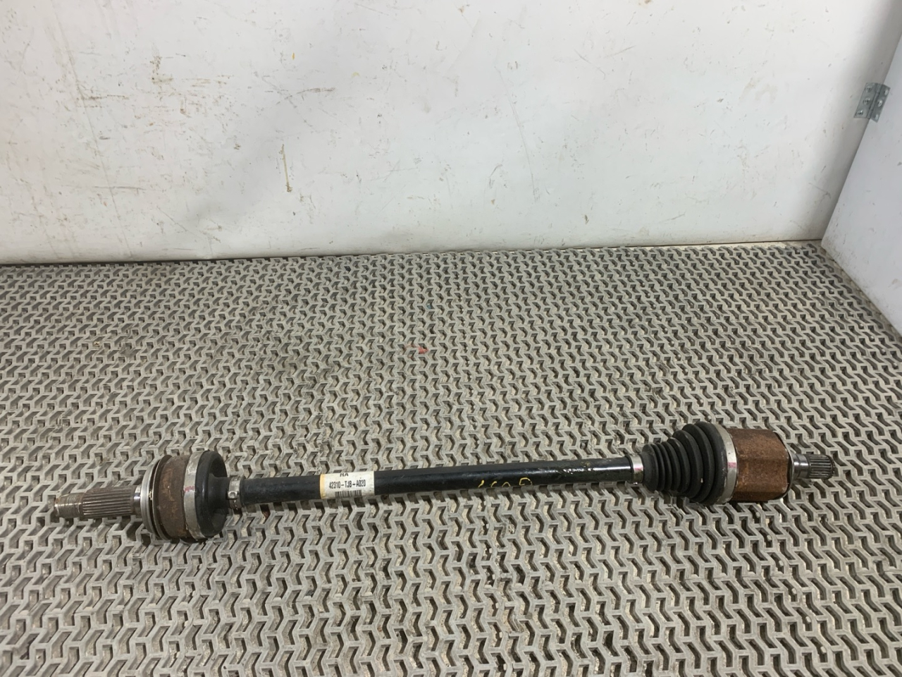 полуось задняя (приводной вал, ШРУС) Acura RDX 3 поколение 2020, 2.0 л., бензин, АКПП, белый, внедорожник 5 дв., полный привод, 42310TJBA020 - фото №1