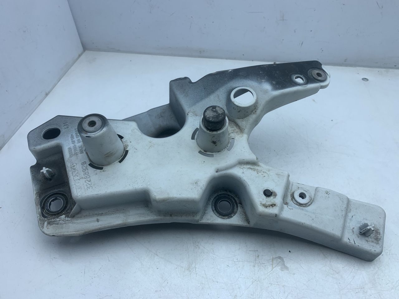 крепление ( кронштейн ) крыла Volvo XC60 2 поколение 2023, 2.0 л., бензин, АКПП, белый, внедорожник 5 дв., передний привод, 32288928 - фото №1