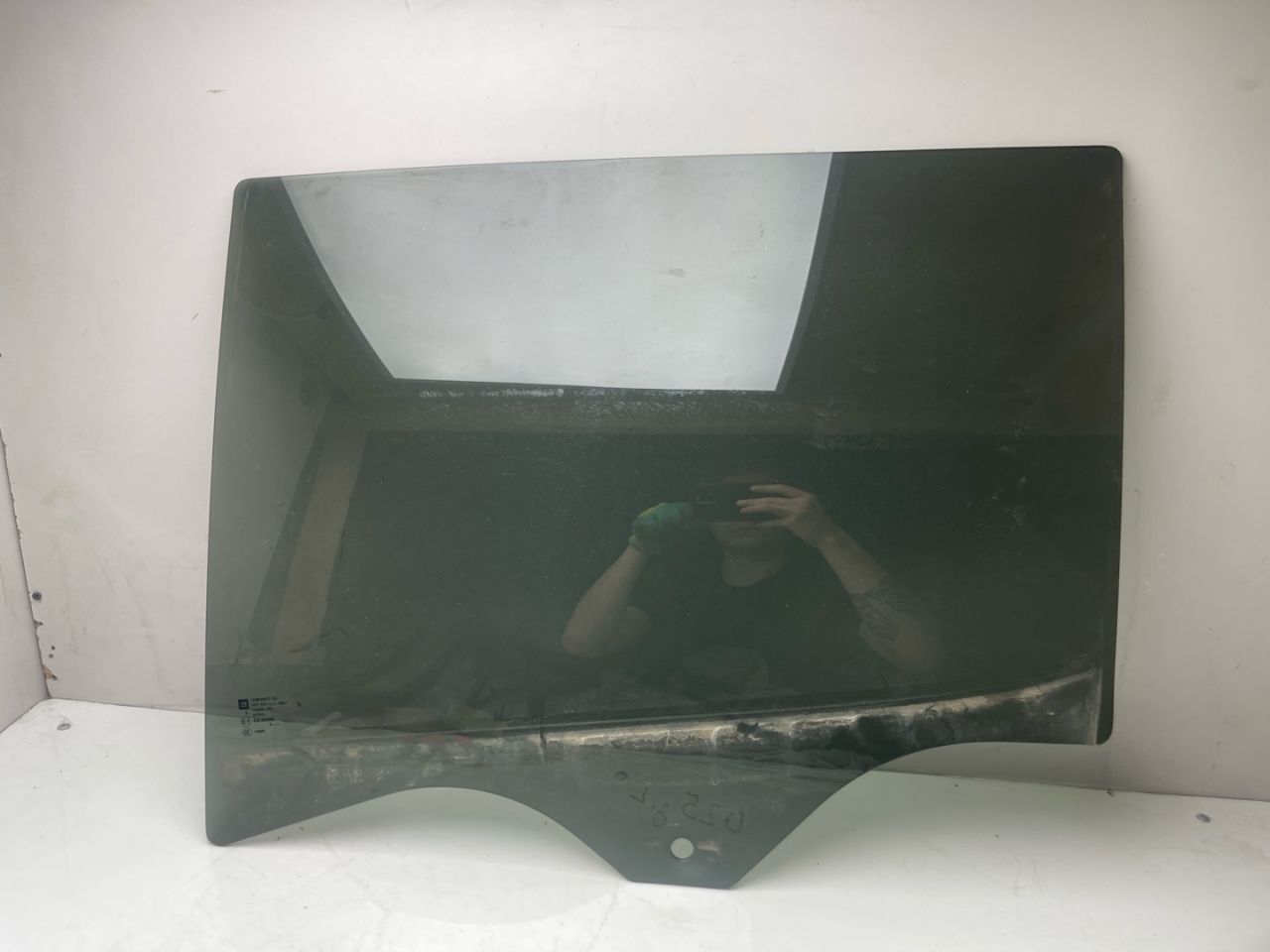 стекло двери задней левой GMC Terrain 2 поколение 2018, 1.5 л., бензин, АКПП, черный, внедорожник 5 дв., полный привод - фото №1