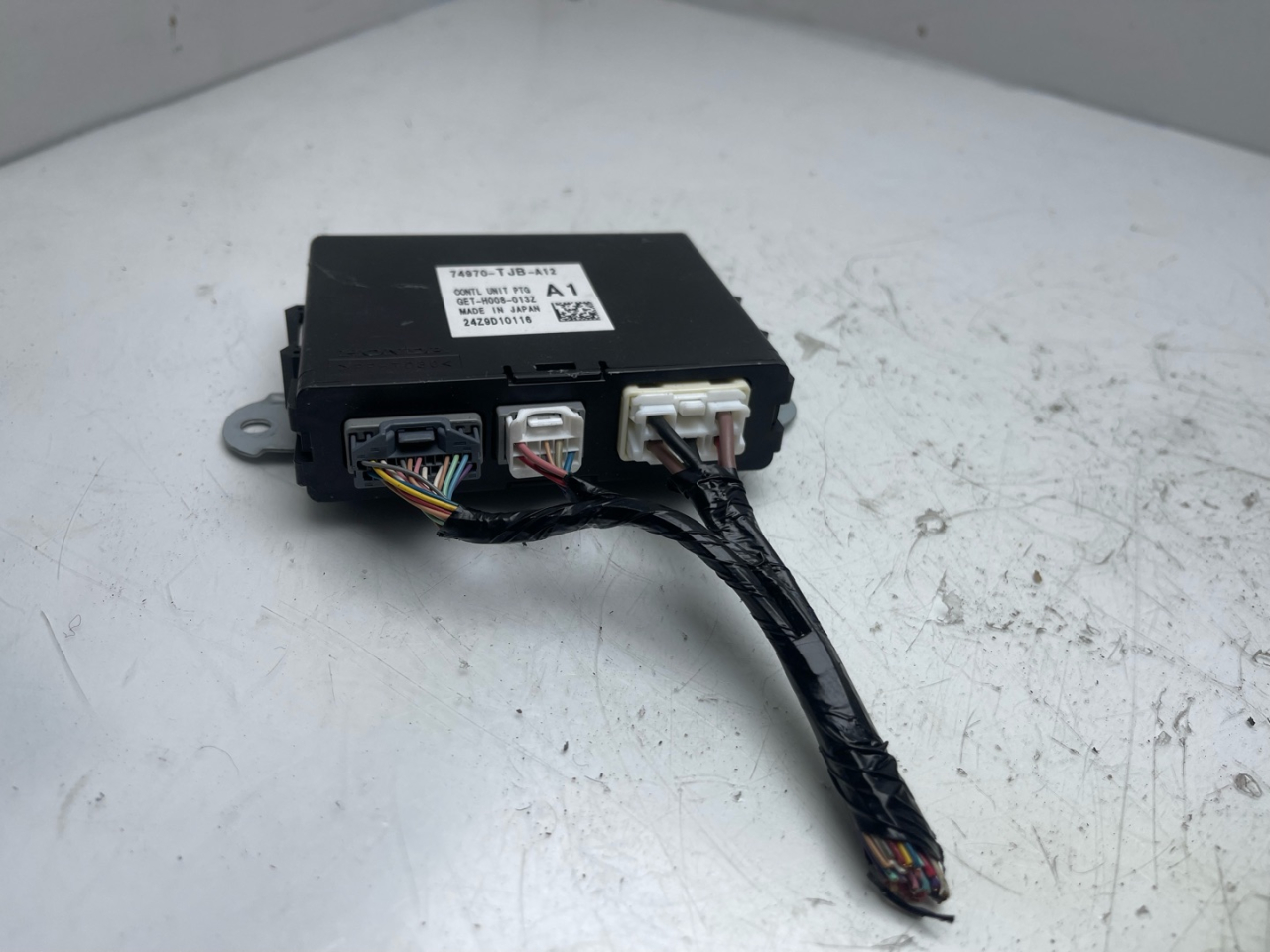 блок управления крышкой багажника Acura RDX 3 поколение 2020, 2.0 л., бензин, АКПП, черный, внедорожник 5 дв., полный привод, 74970TJBA12 - фото №1