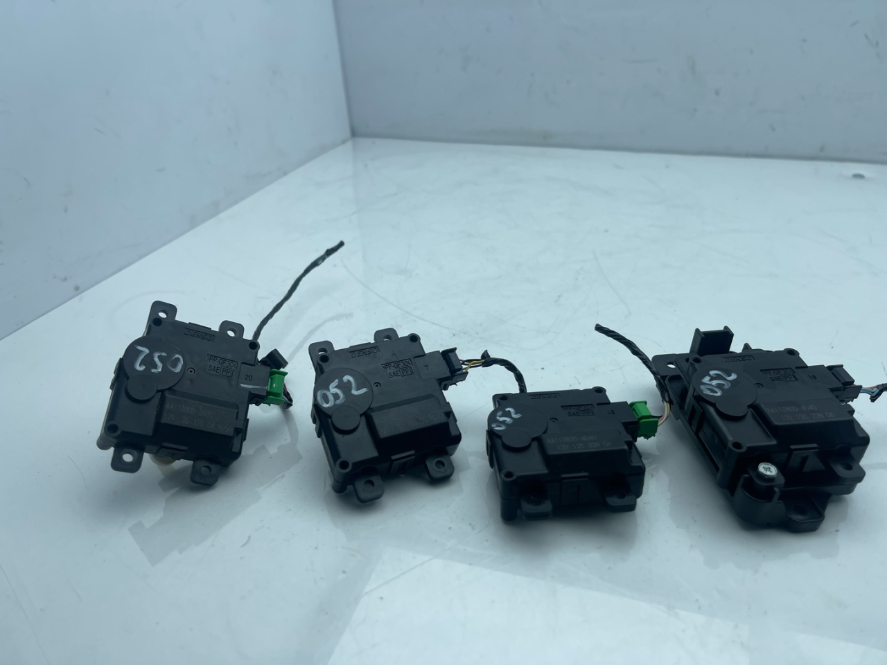 моторчик заслонки печки Acura RDX 3 поколение 2020, 2.0 л., бензин, АКПП, черный, внедорожник 5 дв., полный привод, AA1138004040, AA1138003480 - фото №1