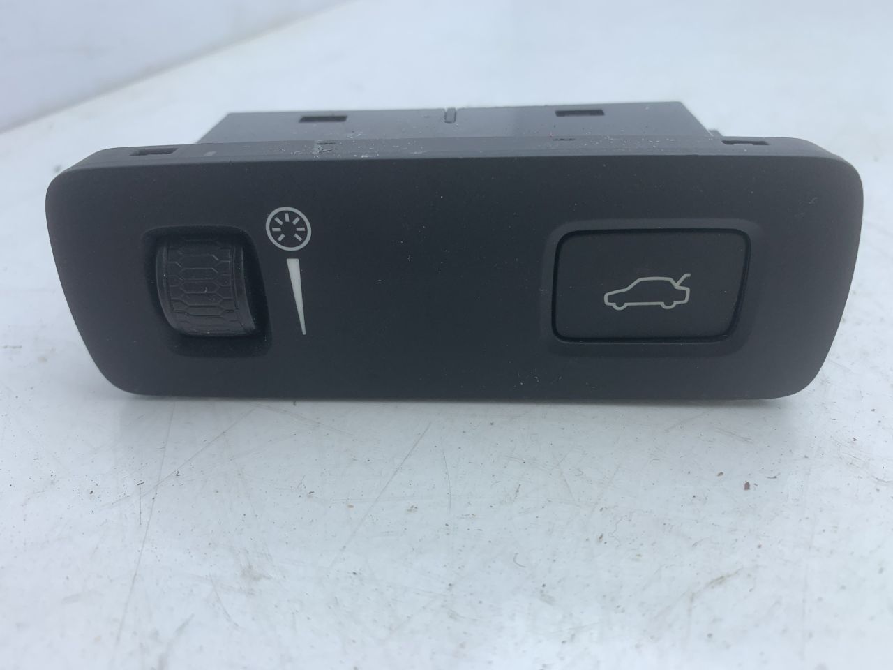 кнопка открытия багажника Volvo XC60 2 поколение 2023, 2.0 л., бензин, АКПП, белый, внедорожник 5 дв., передний привод, P31443873 - фото №1