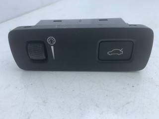 кнопка открытия багажника Volvo XC60 2 поколение 2023, 2.0 л., бензин, АКПП, белый, внедорожник 5 дв., передний привод, P31443873