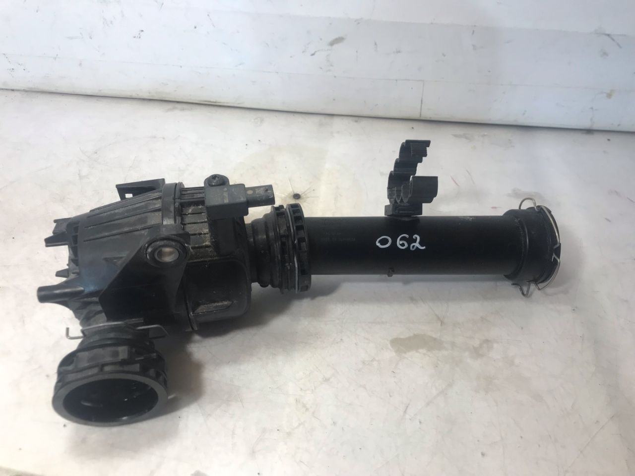 резонатор воздушного фильтра Volvo XC60 2 поколение 2023, 2.0 л., бензин, АКПП, белый, внедорожник 5 дв., передний привод, 32222586, 31657534 - фото №1