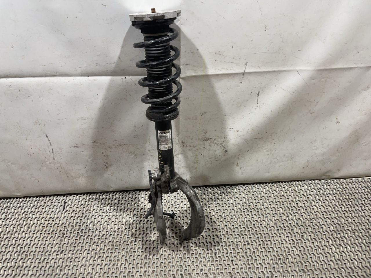 амортизатор передний левый Volvo XC60 2 поколение 2023, 2.0 л., бензин, АКПП, белый, внедорожник 5 дв., передний привод, P32213633, 32213633 - фото №1