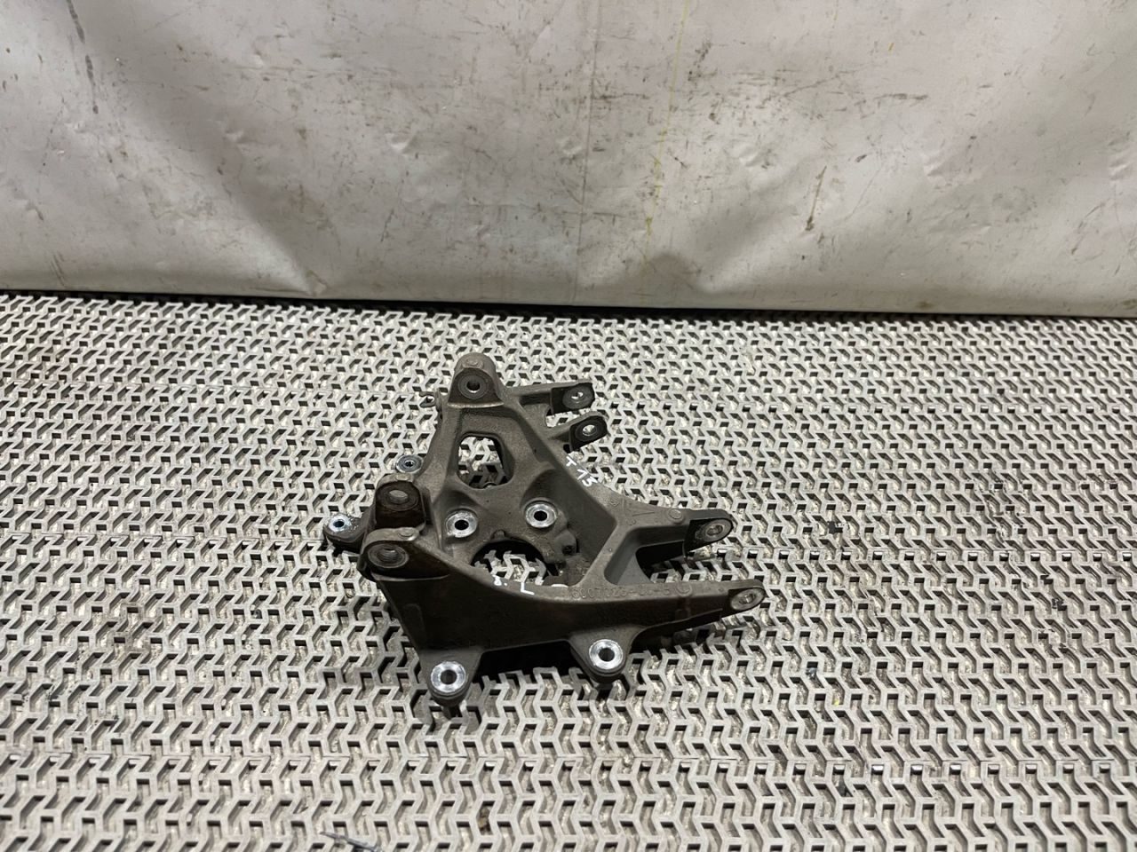 кулак задний левый Tesla Model S 1 поколение (2012 - 2016), 0.1 л., электро, АКПП, серый, седан, задний привод, 600702300B - фото №1